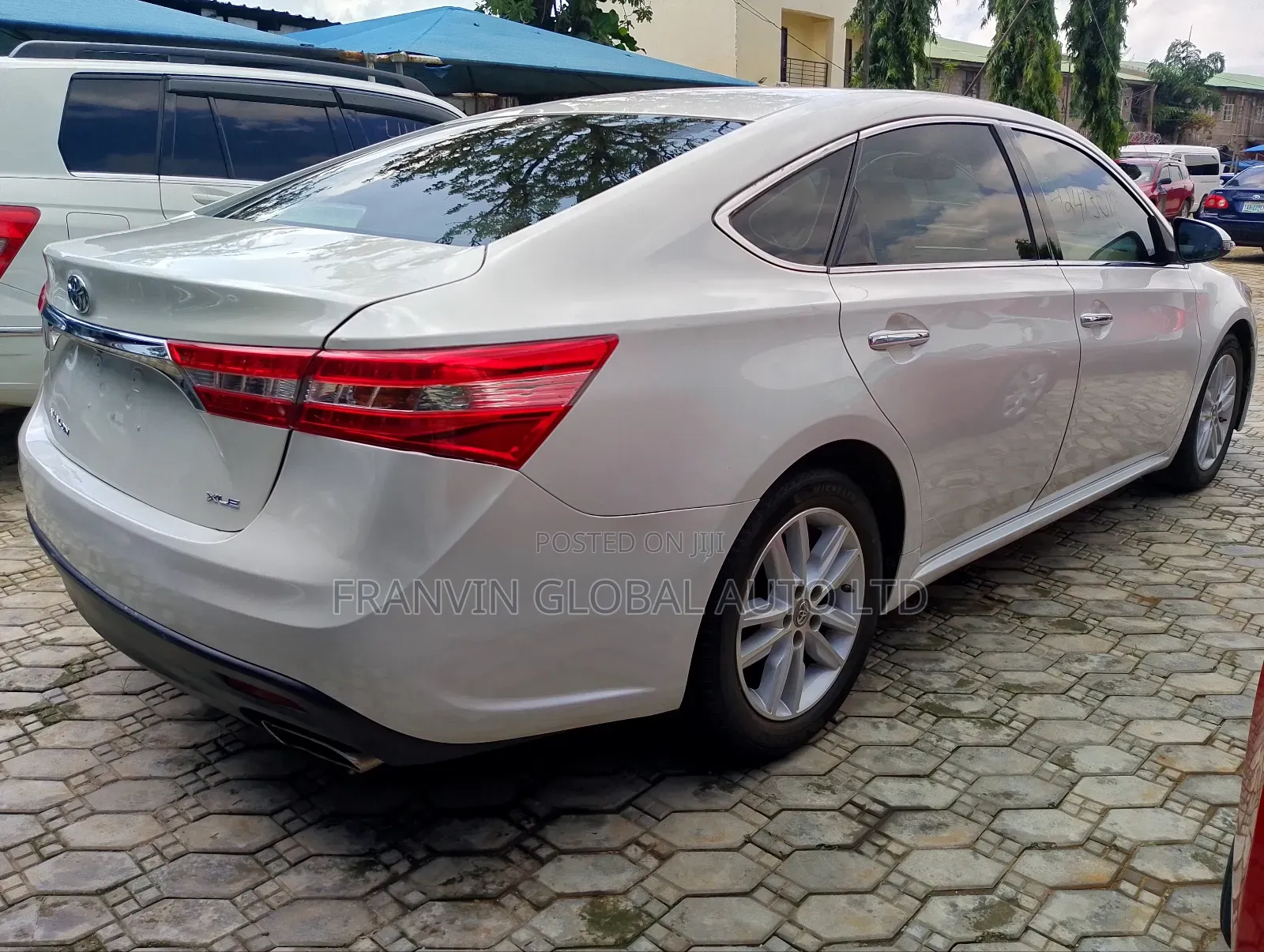 Toyota Avalon XLE Sedar FWD (3.5L 6cyl 6A) 2013 White