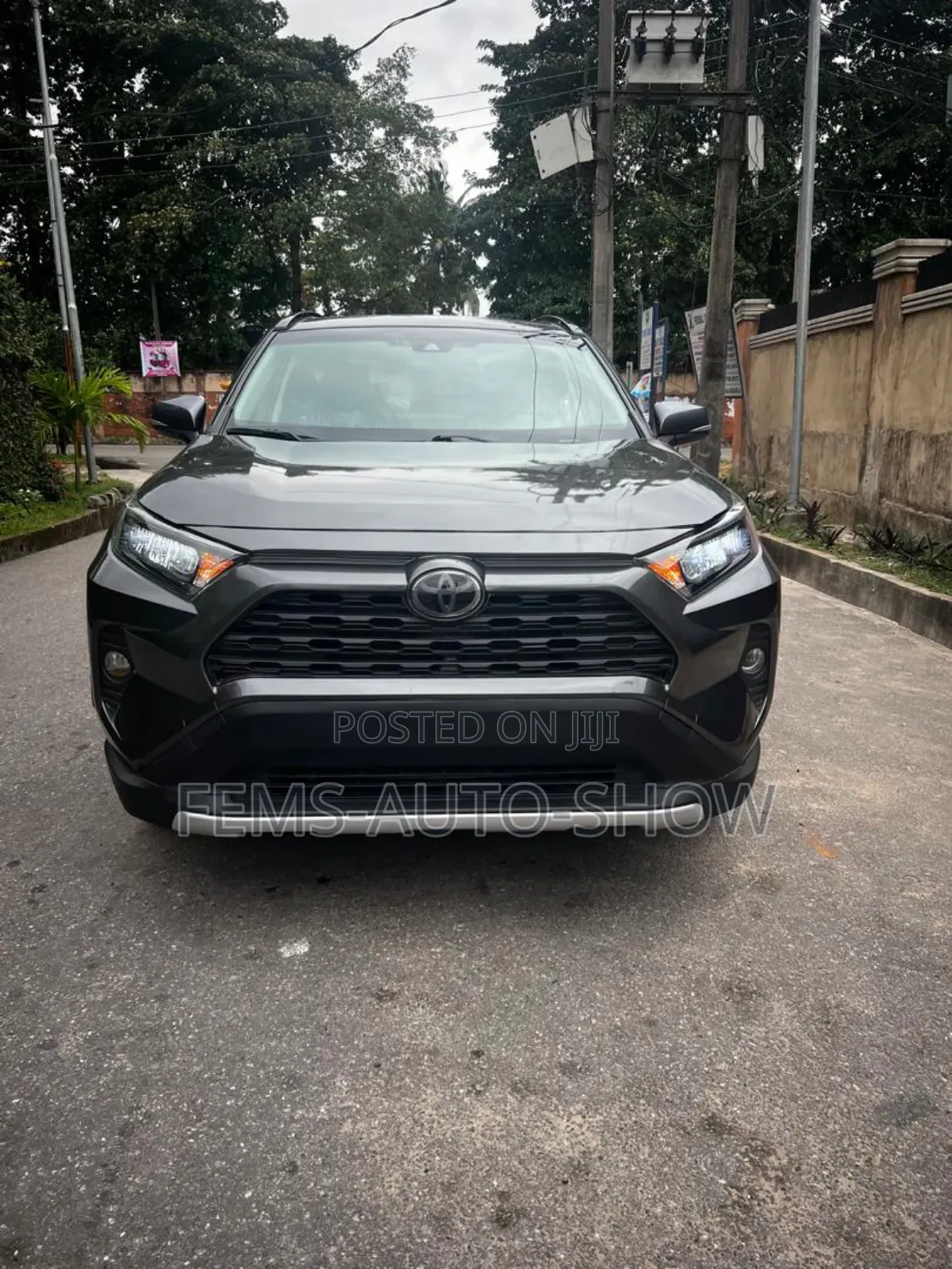 Toyota RAV4 XLE 2021 Gray