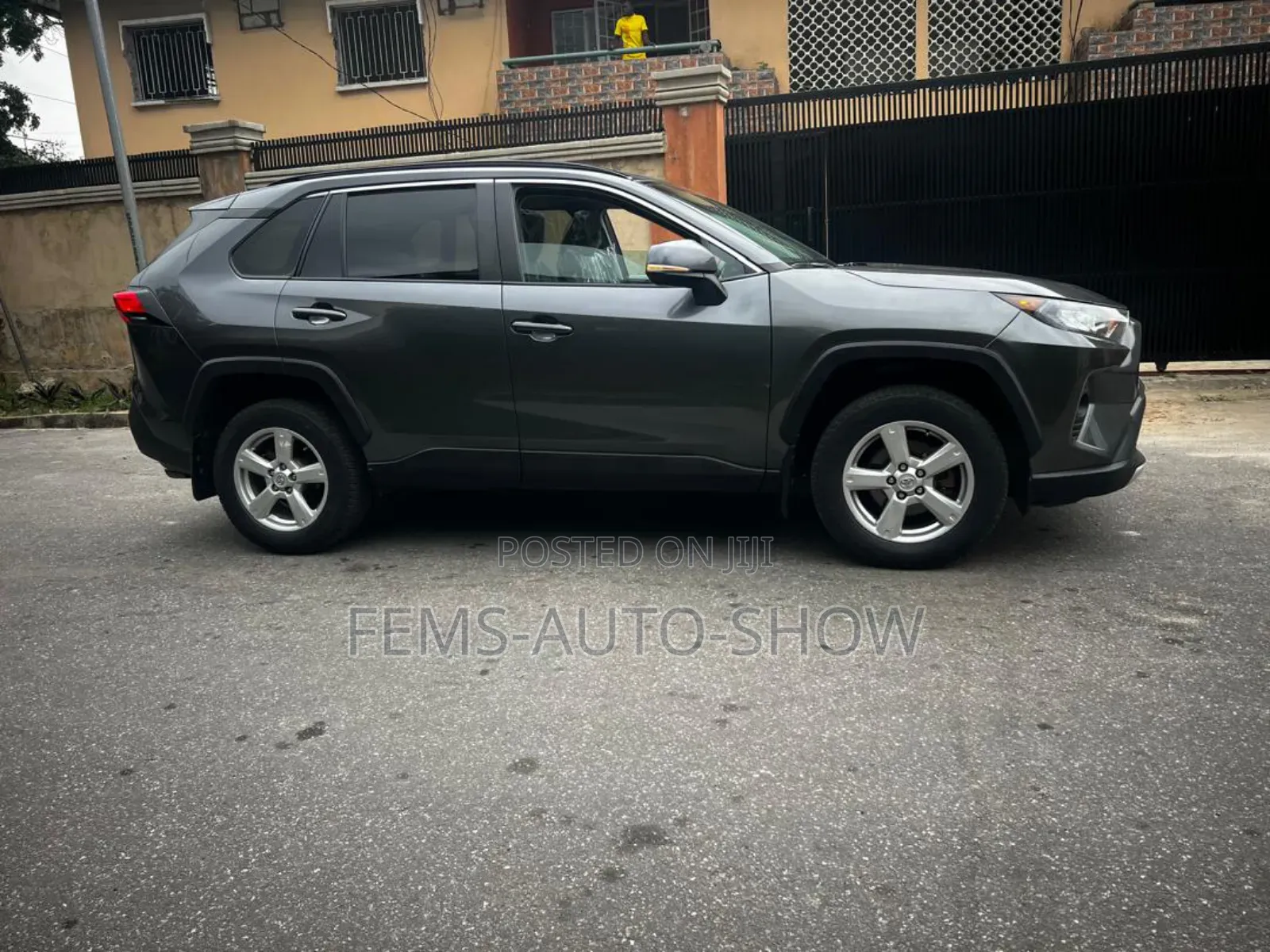 Toyota RAV4 XLE 2021 Gray