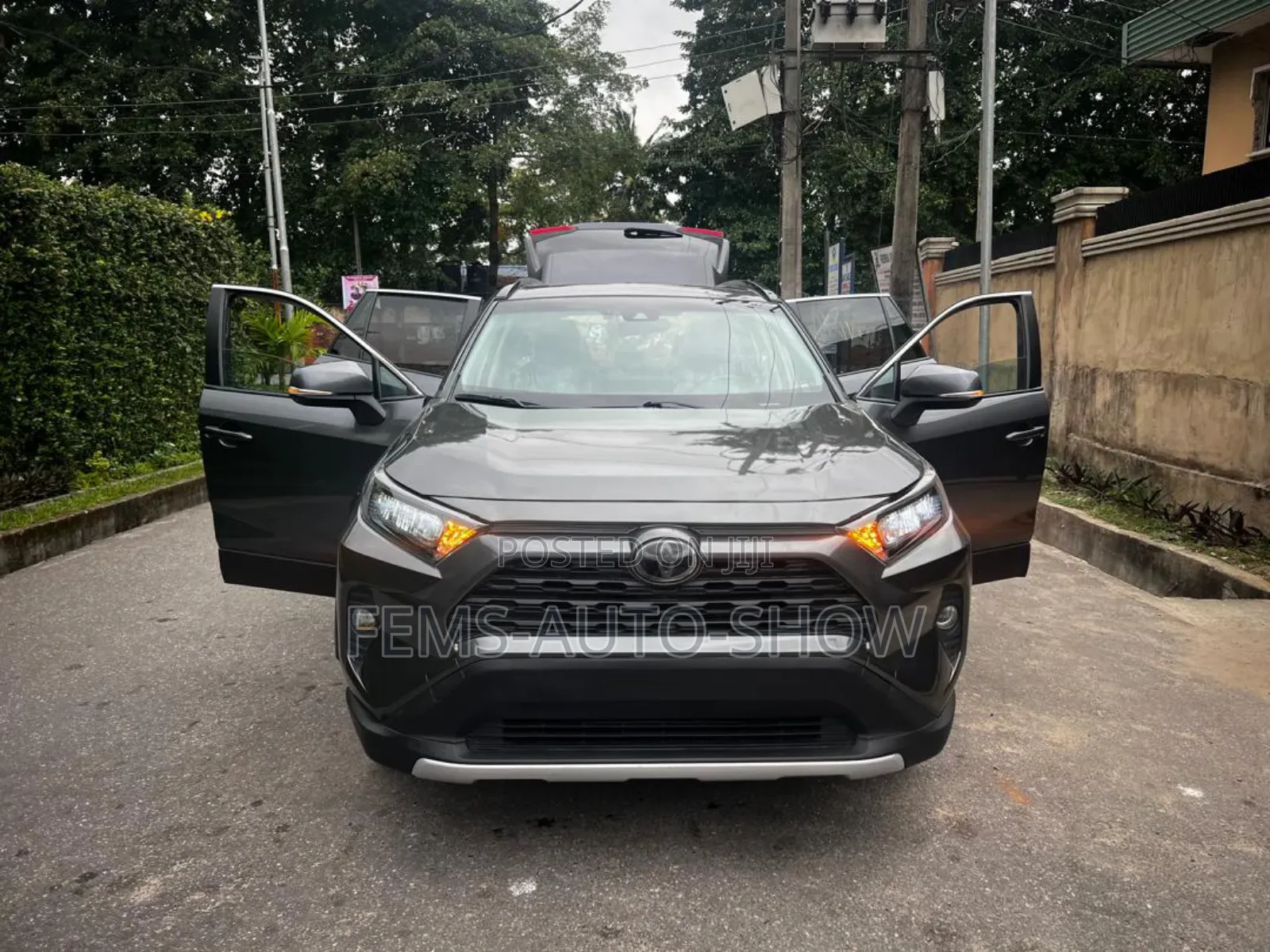 Toyota RAV4 XLE 2021 Gray