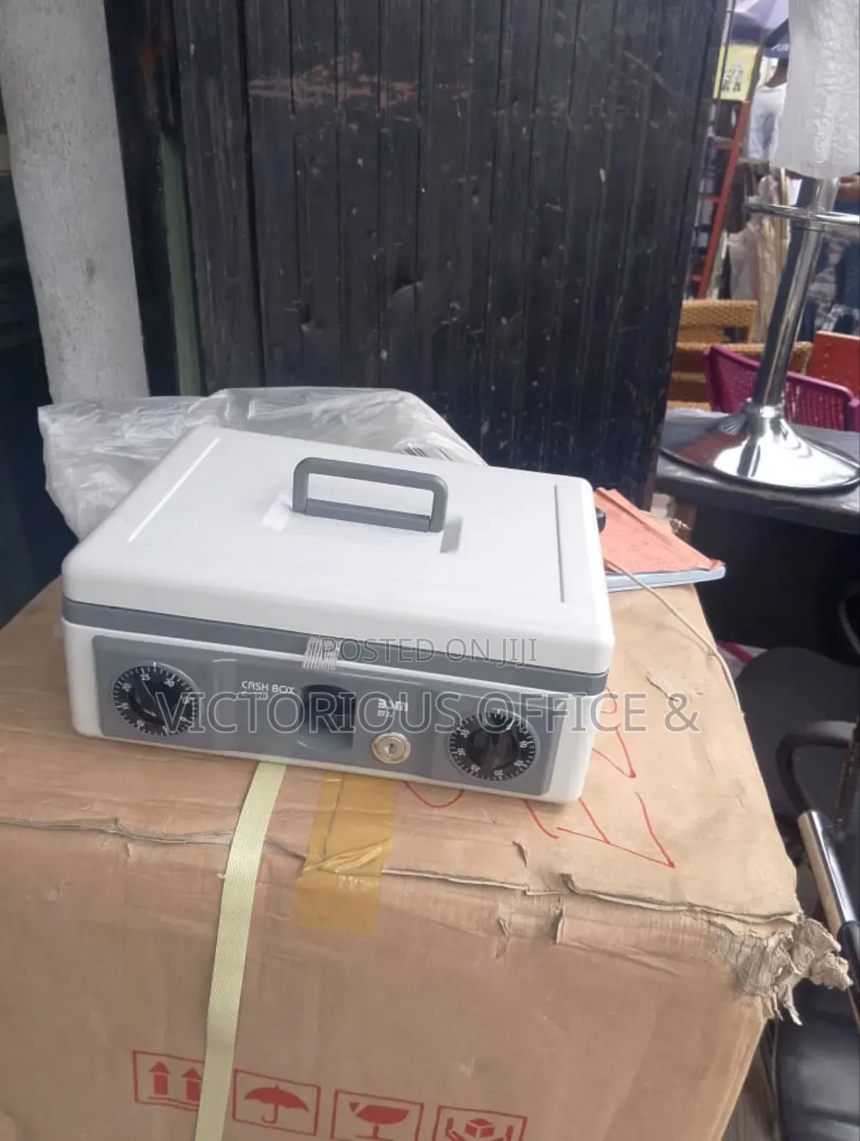 Diplomat Cash Box, Model Cb-320