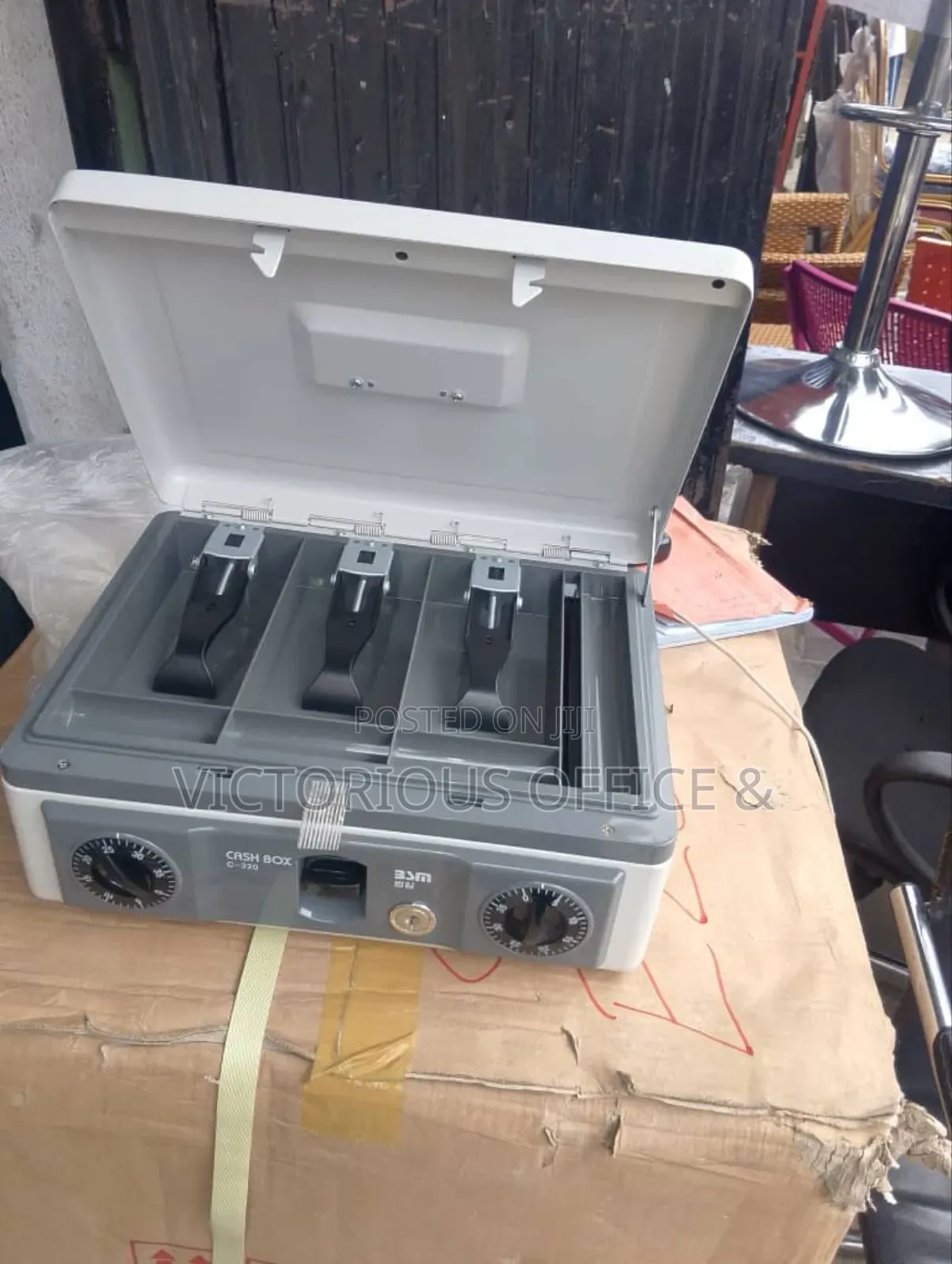 Diplomat Cash Box, Model Cb-320