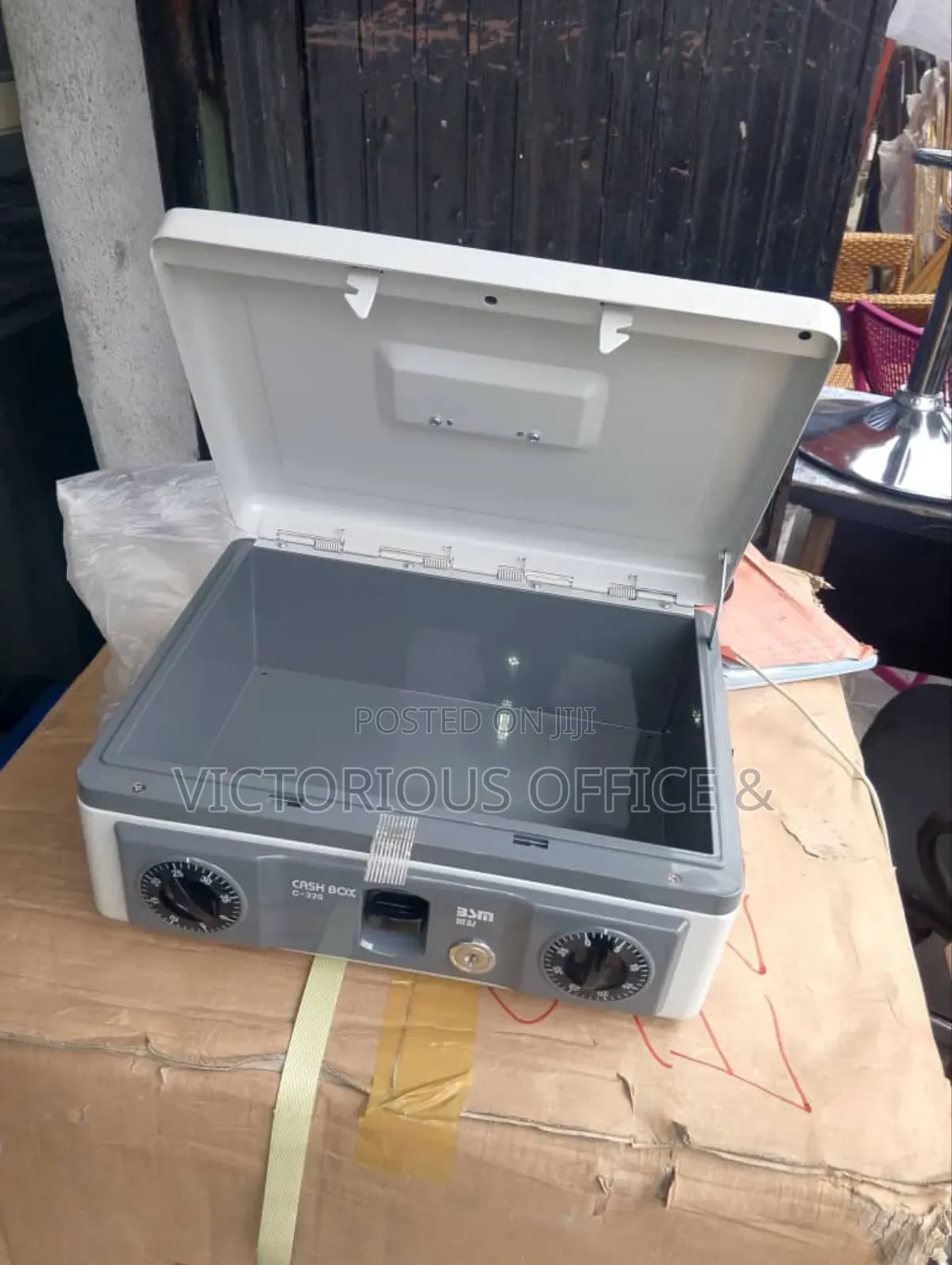 Diplomat Cash Box, Model Cb-320