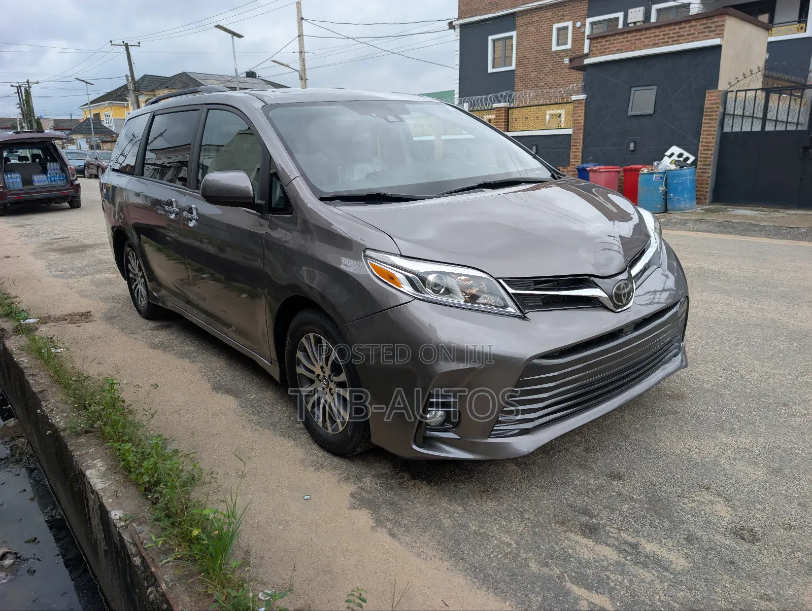 Toyota Sienna XLE Mobility Auto Access (3.5L 6cyl 8A) 2018 Gray