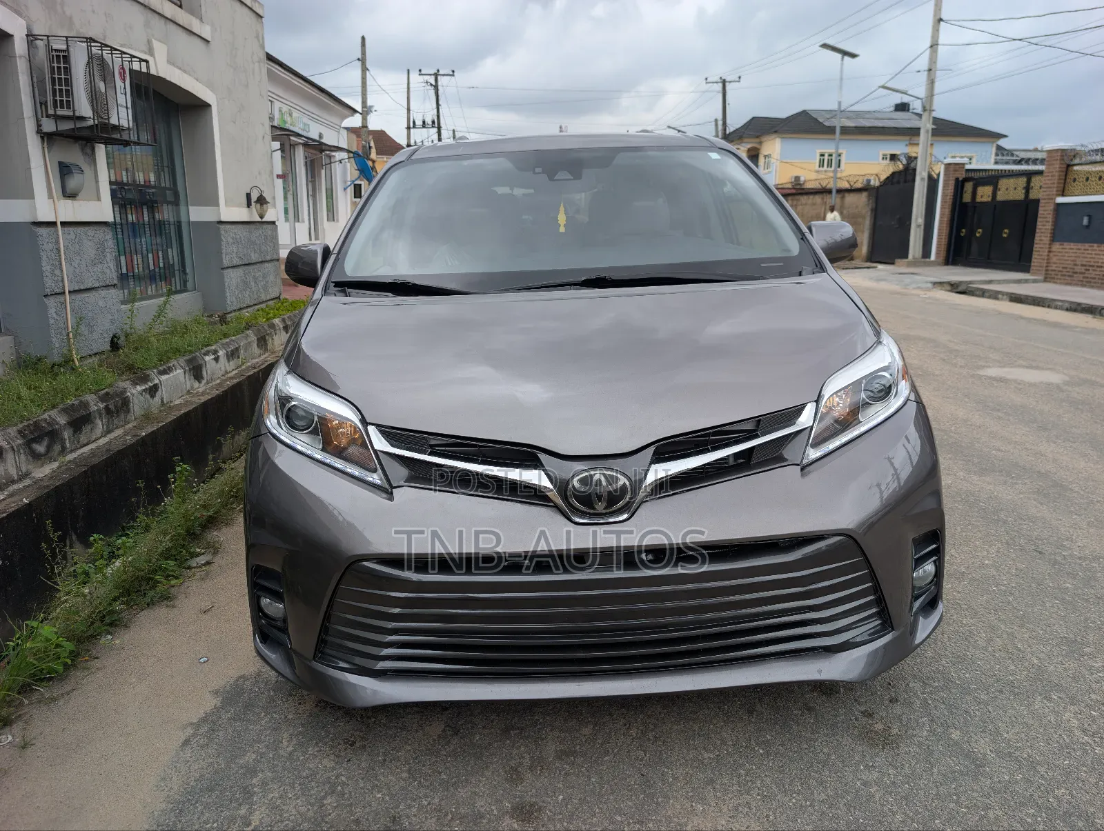 Toyota Sienna XLE Mobility Auto Access (3.5L 6cyl 8A) 2018 Gray
