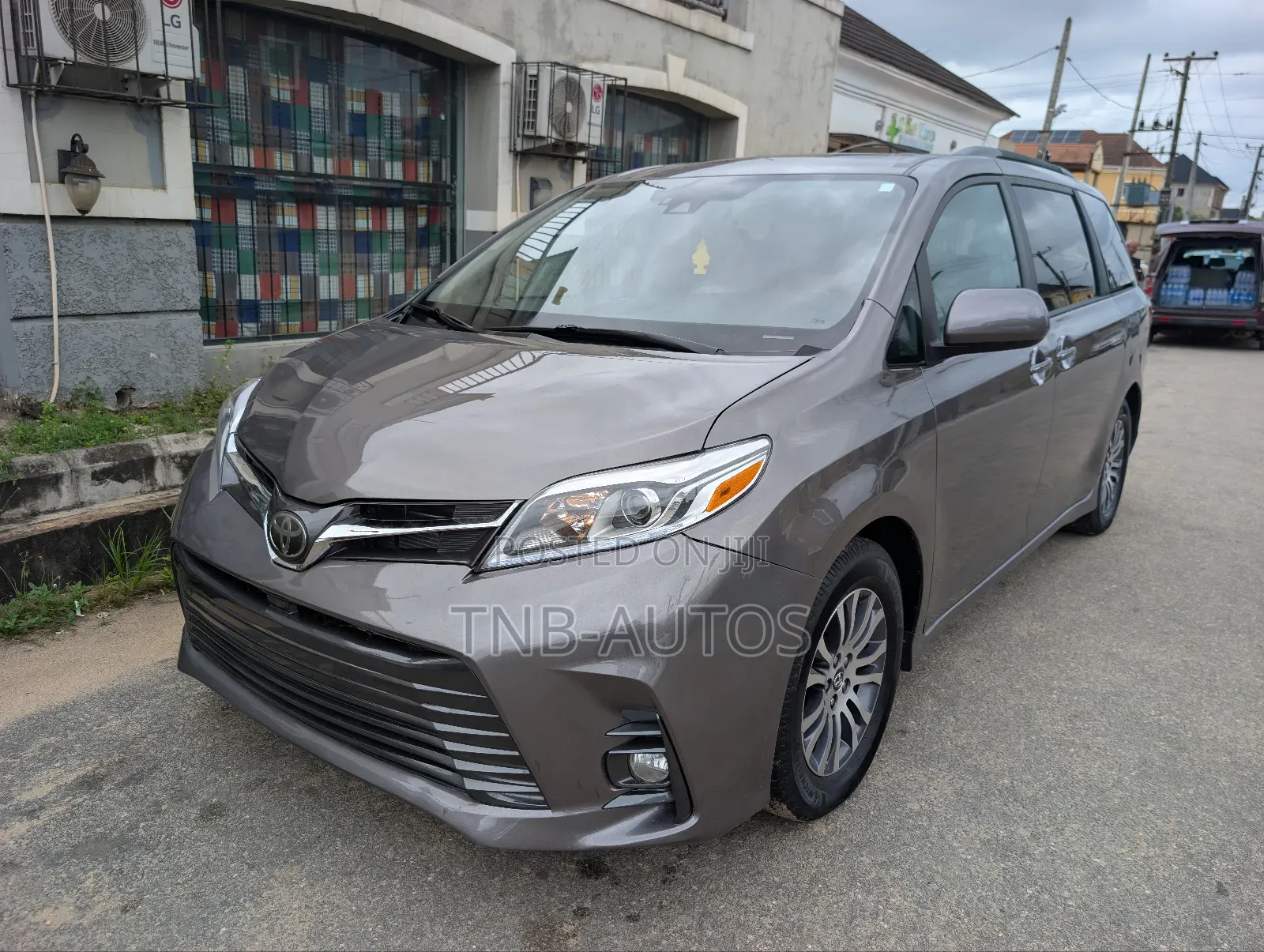 Toyota Sienna XLE Mobility Auto Access (3.5L 6cyl 8A) 2018 Gray