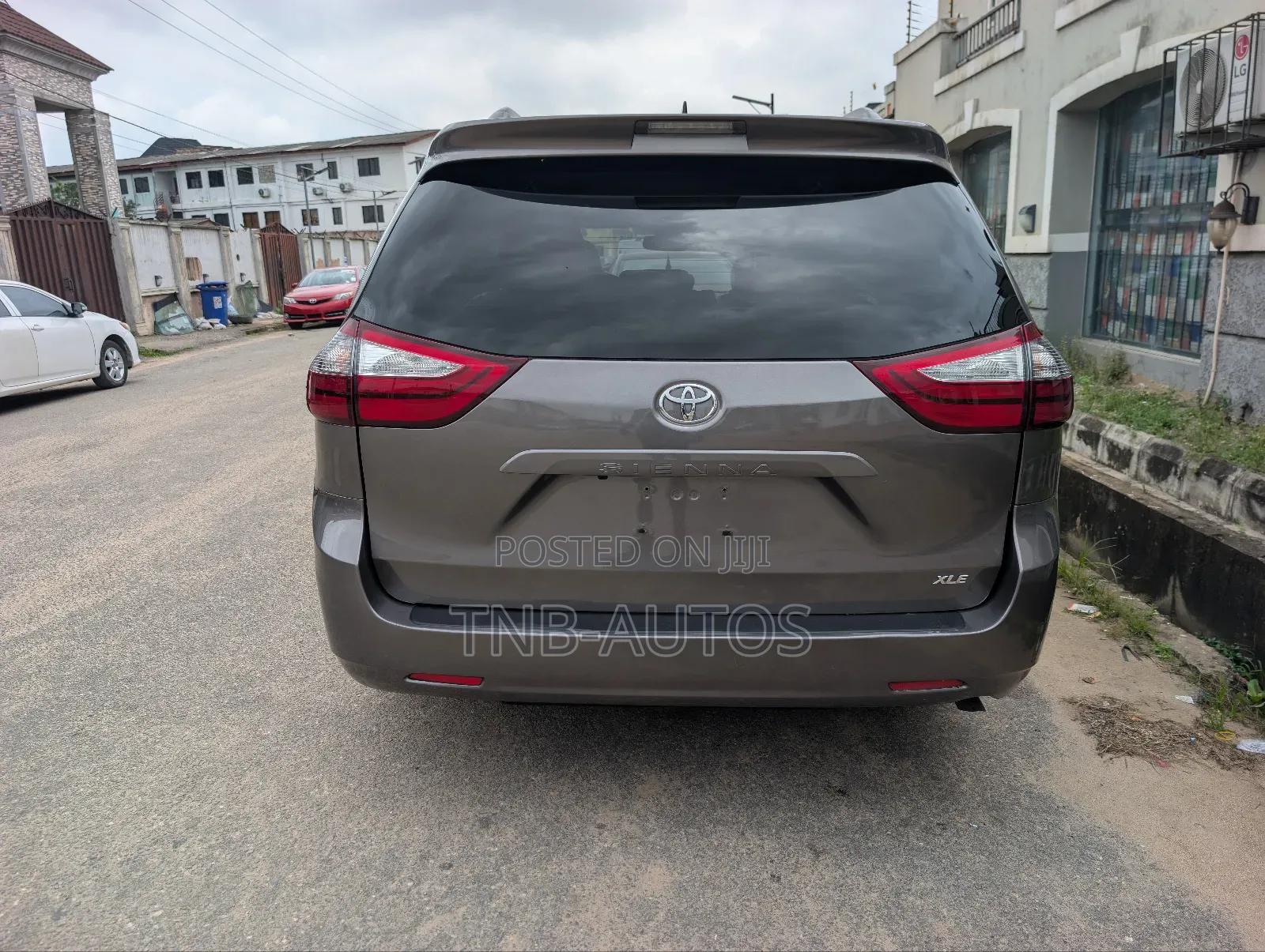 Toyota Sienna XLE Mobility Auto Access (3.5L 6cyl 8A) 2018 Gray