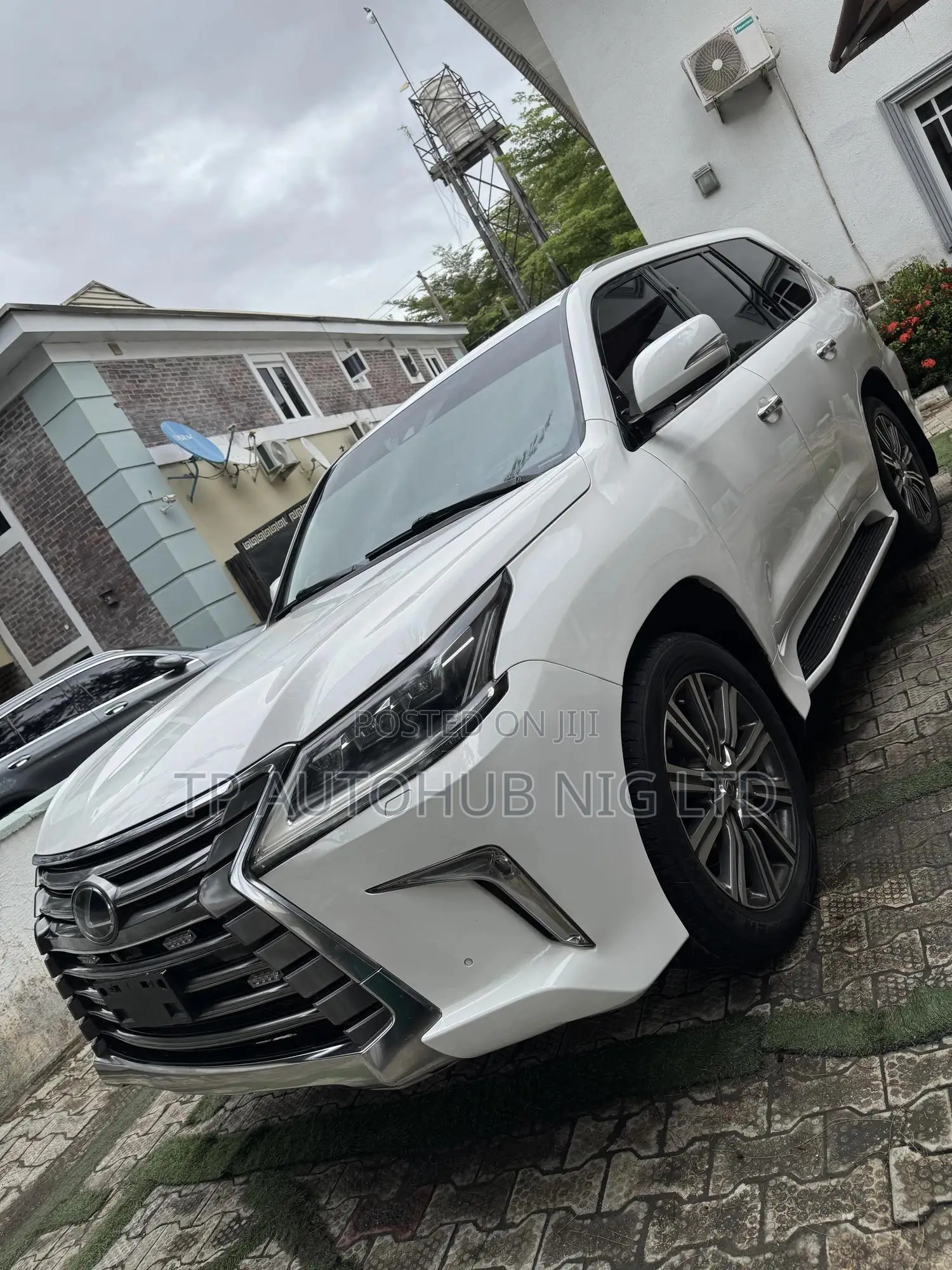 Lexus LX 570 (5 seats) AWD 2017 White
