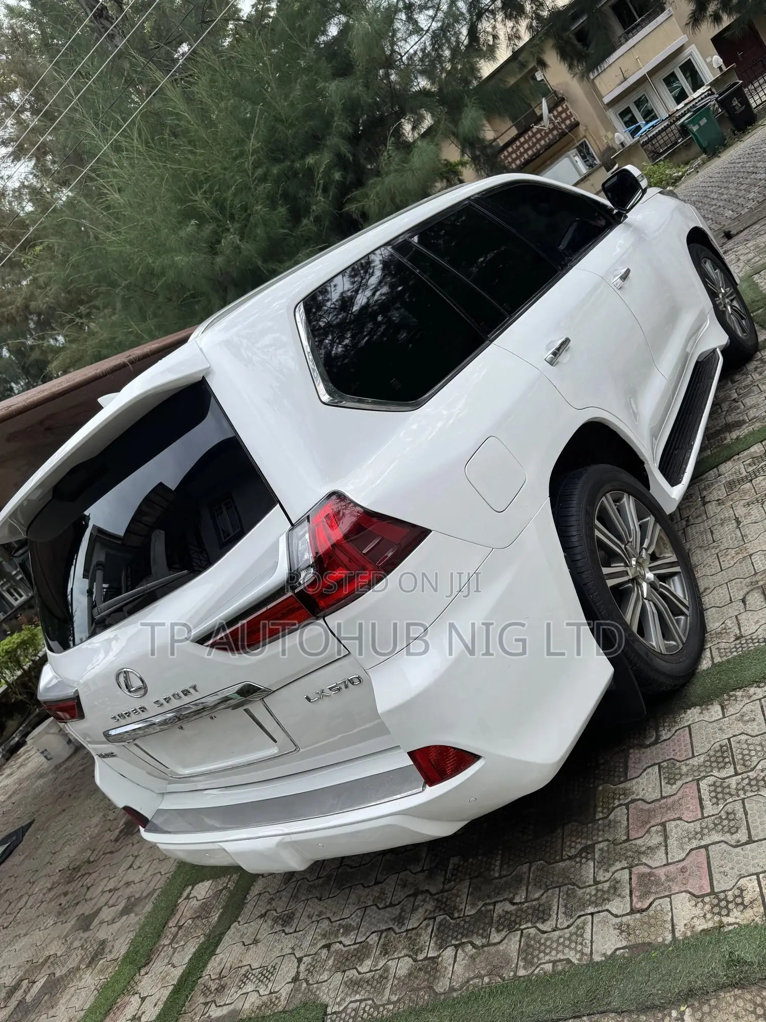 Lexus LX 570 (5 seats) AWD 2017 White