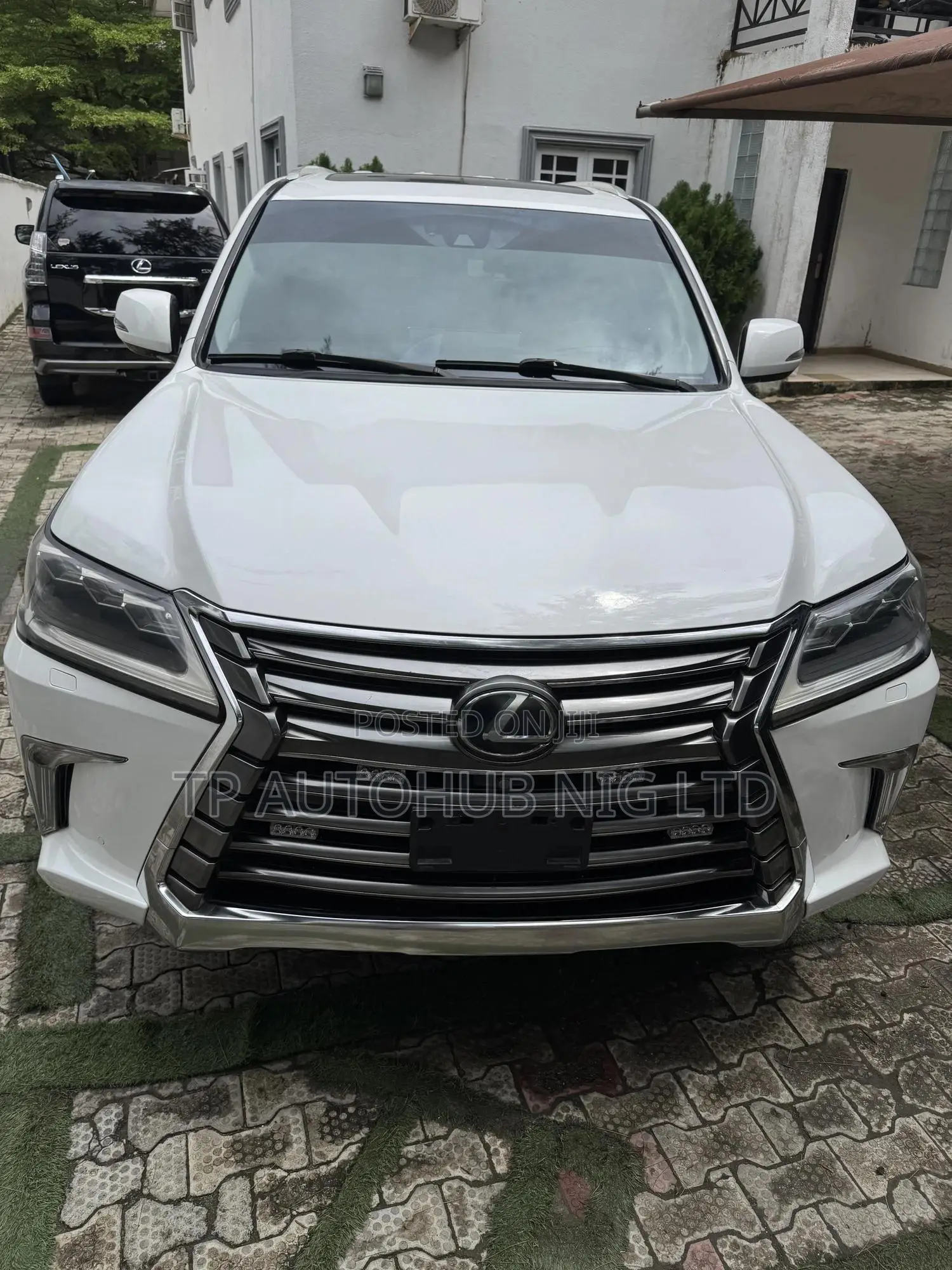Lexus LX 570 (5 seats) AWD 2017 White