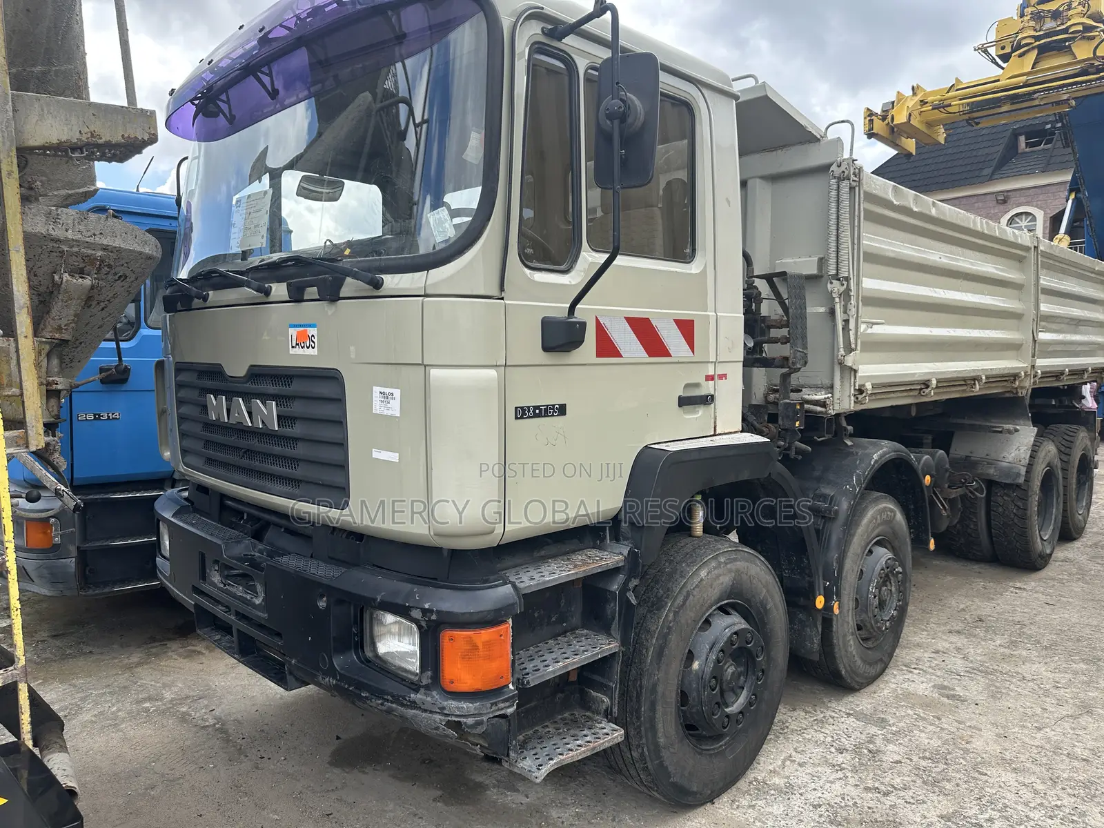 Super Solid Foreign Used 12 Tyre Man Diesel Dump Tipper Truck for Sale