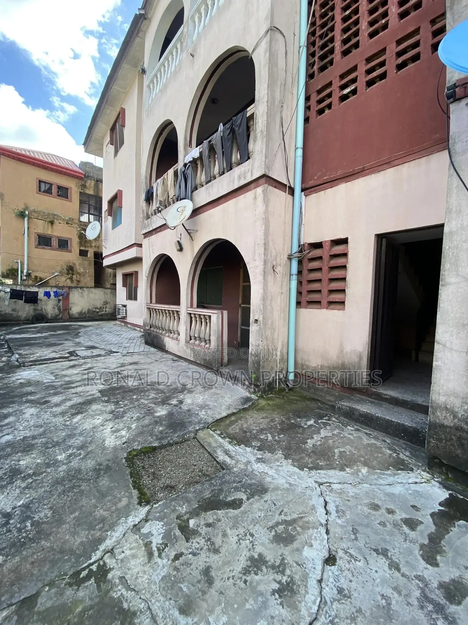 3bdrm Block of Flats in Oke-Afa for sale