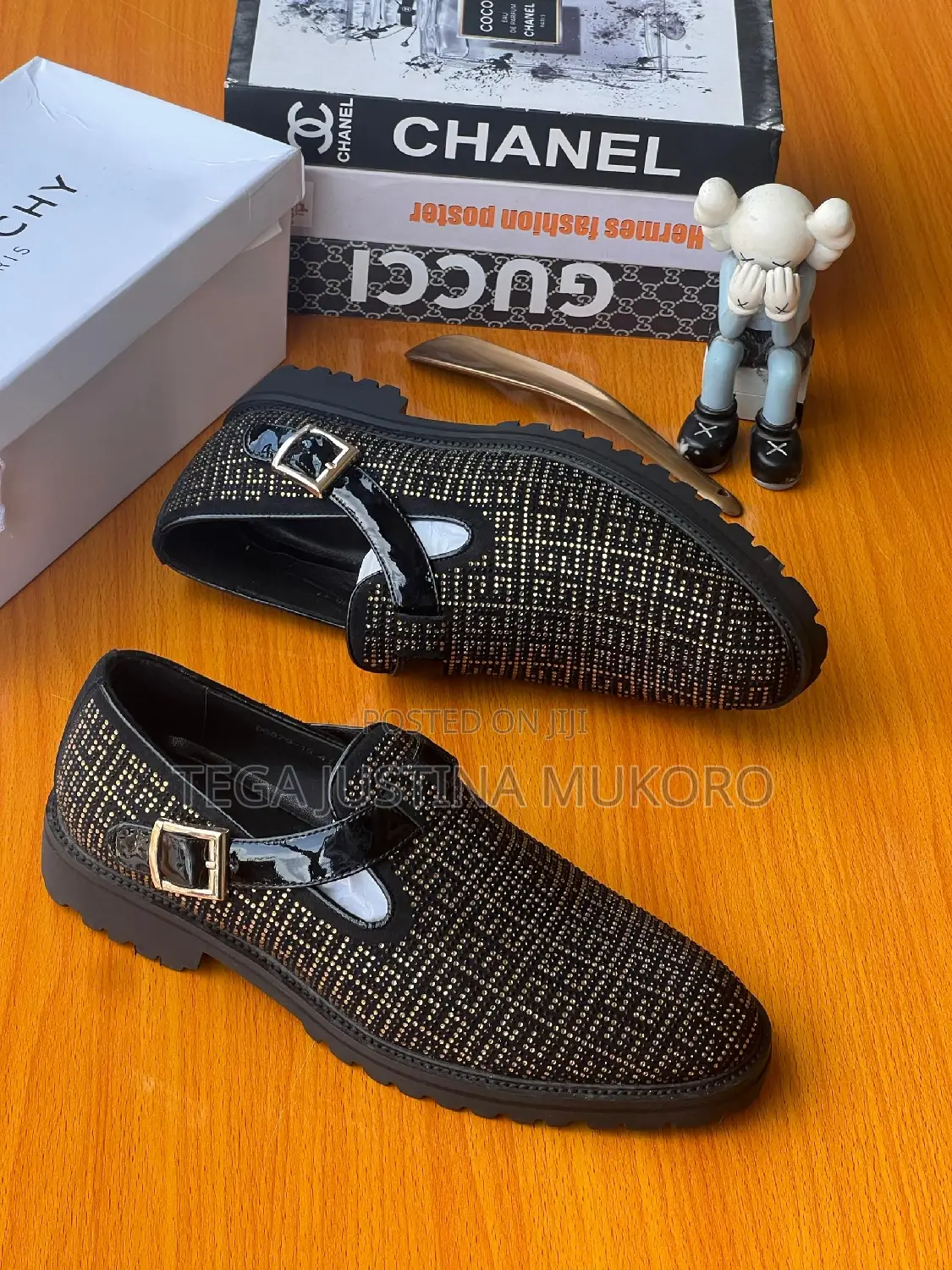 Men's Gold and Black Buckle Closure Shoe