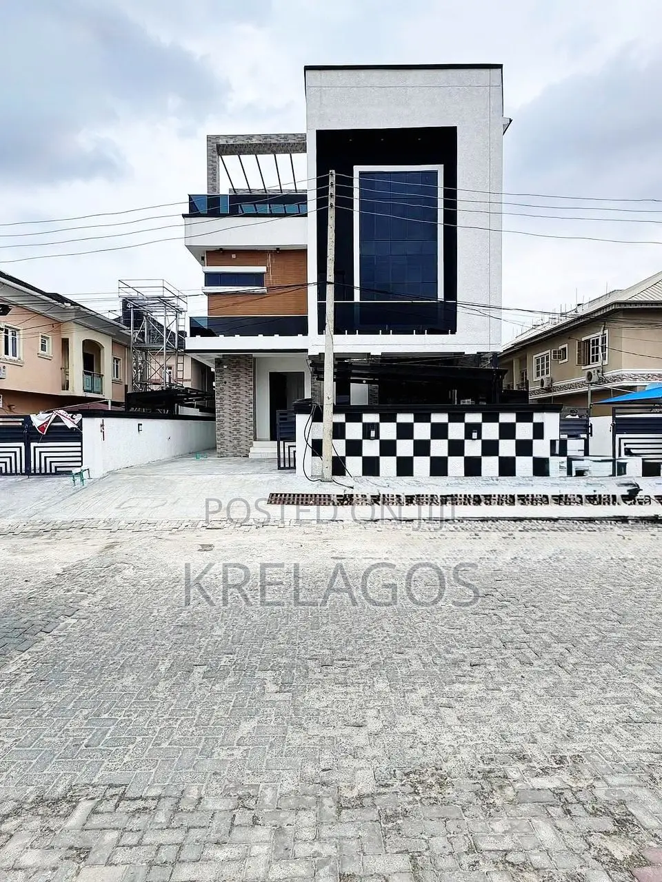 6bdrm Duplex in Chevron for sale