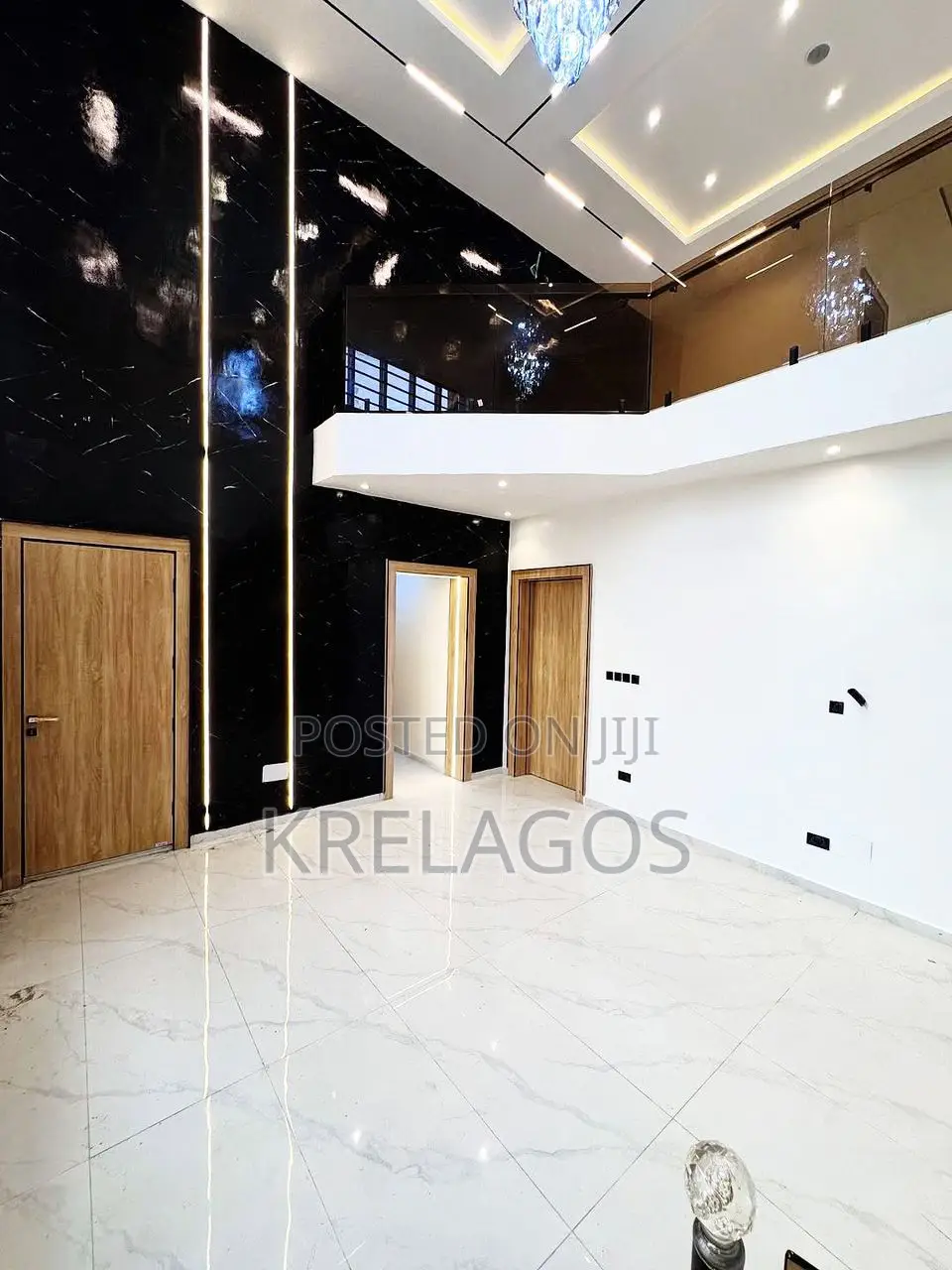 6bdrm Duplex in Chevron for sale