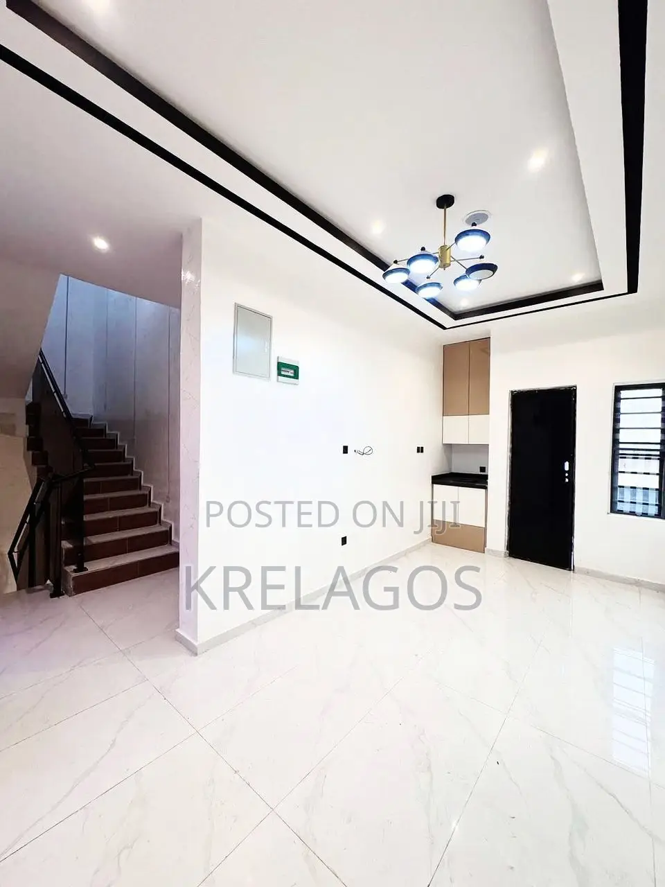 6bdrm Duplex in Chevron for sale