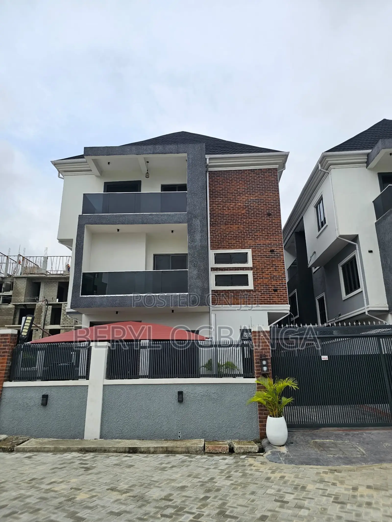 5bdrm Townhouse/Terrace in Ikate for sale