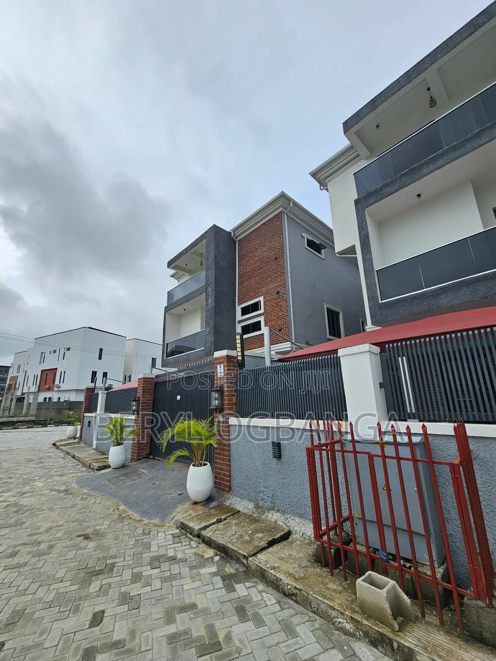 5bdrm Townhouse/Terrace in Ikate for sale