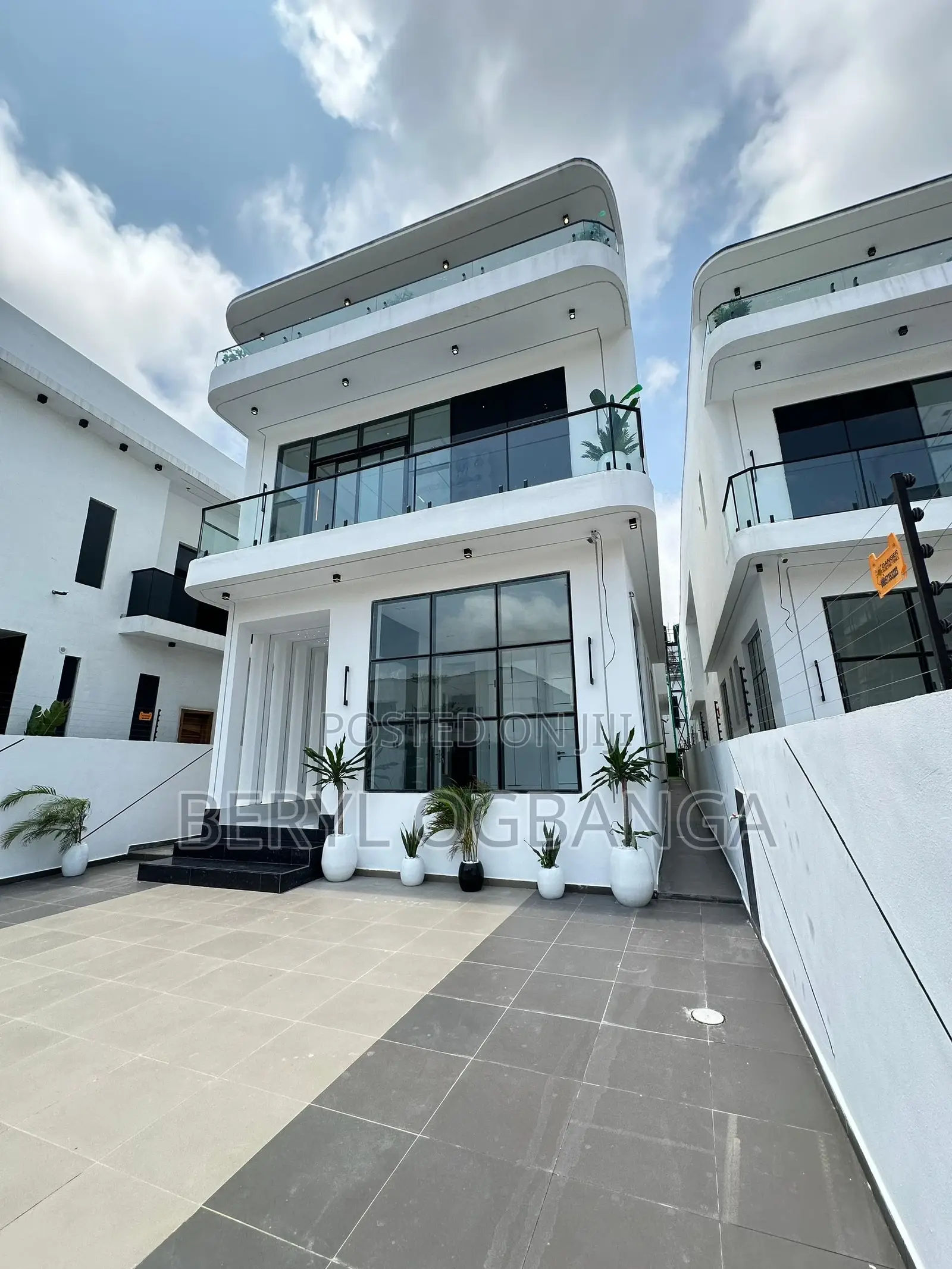 5bdrm Duplex in Lekki Phase 2 for sale