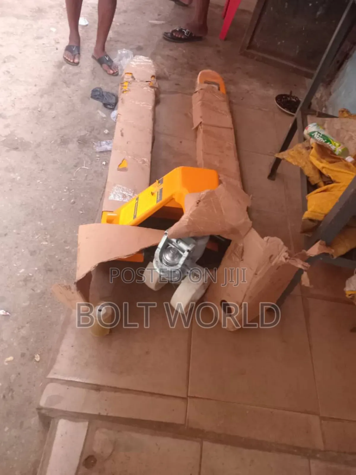 Pallet Trucks for Lifting of Heavy Load
