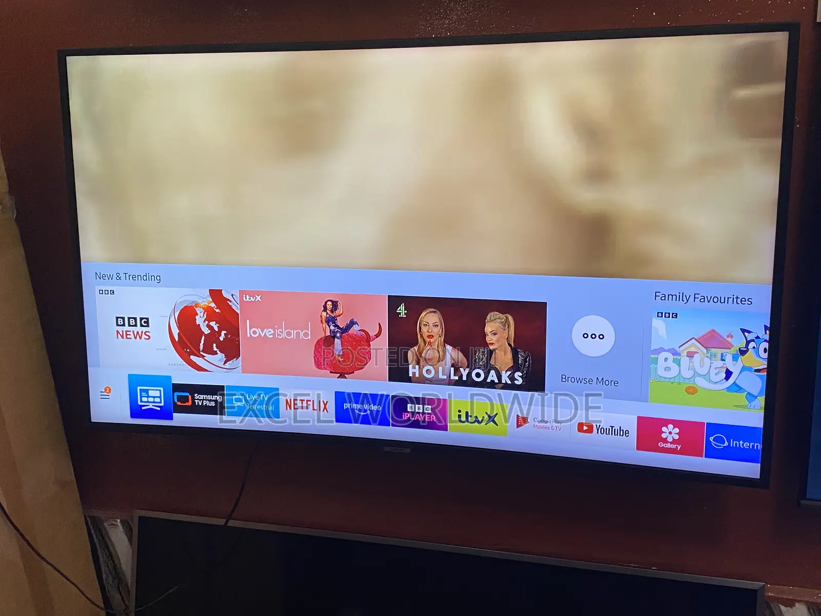 Clean 49” Curved Samsung Uhd Smart Tv With HDR Enhanced Contrast