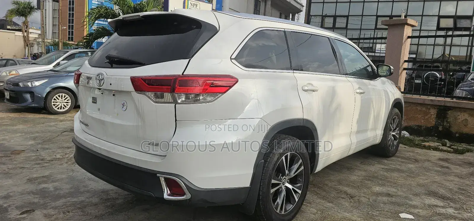 Toyota Highlander XLE 4x4 V6 (3.5L 6cyl 8A) 2017 White