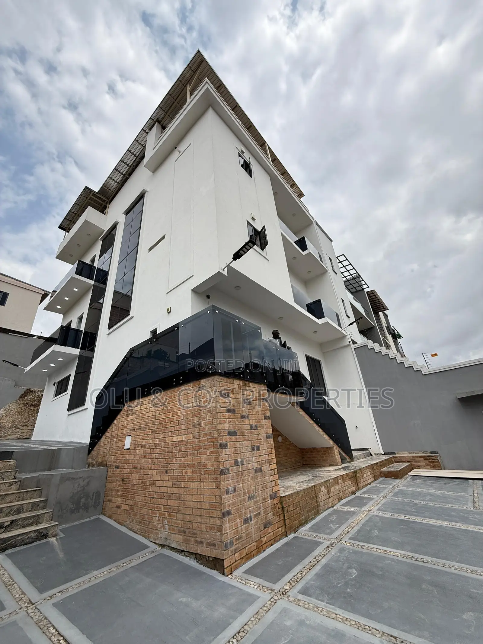 5bdrm Duplex in An Estate In Guzape for sale