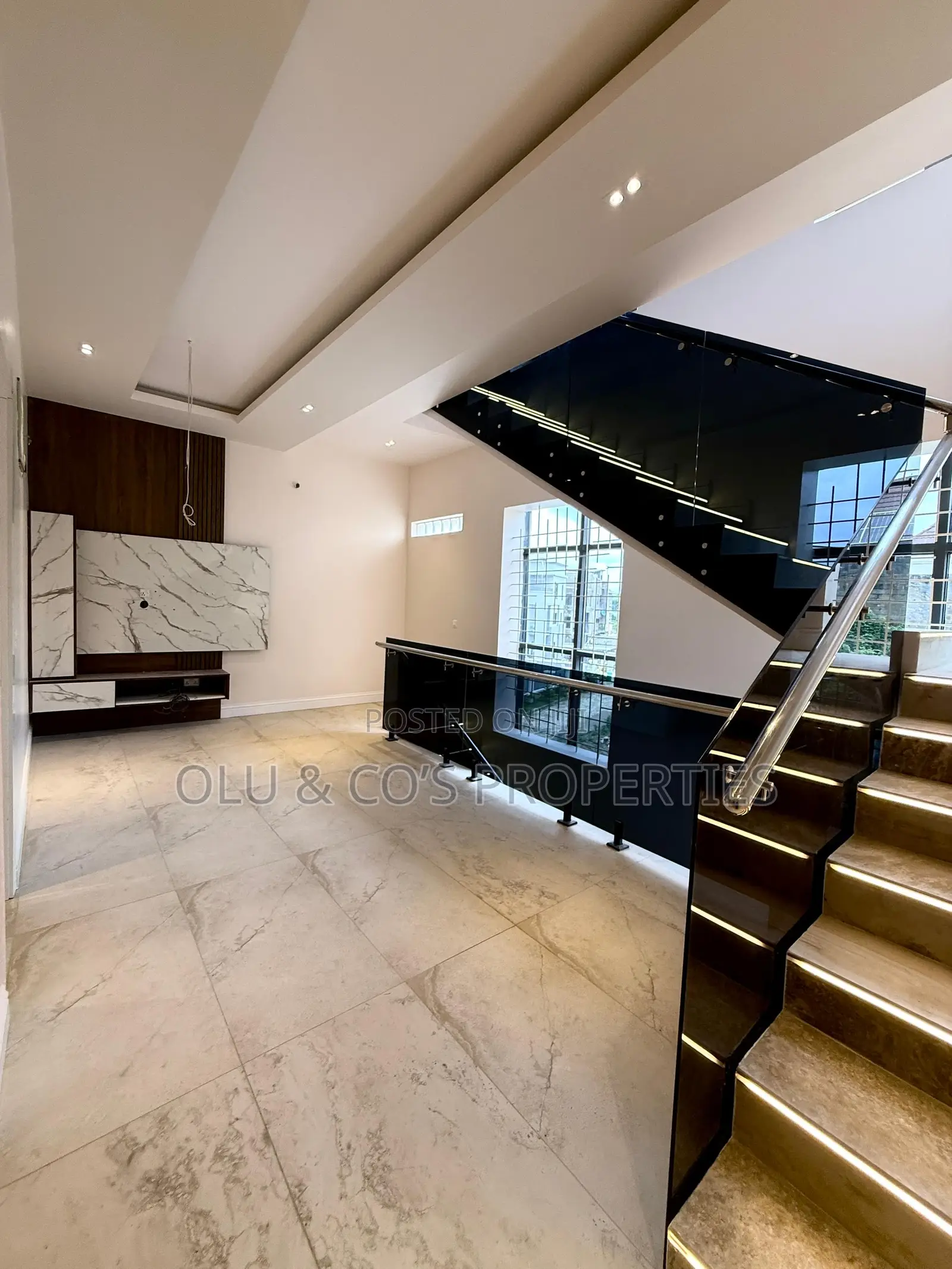 5bdrm Duplex in An Estate In Guzape for sale