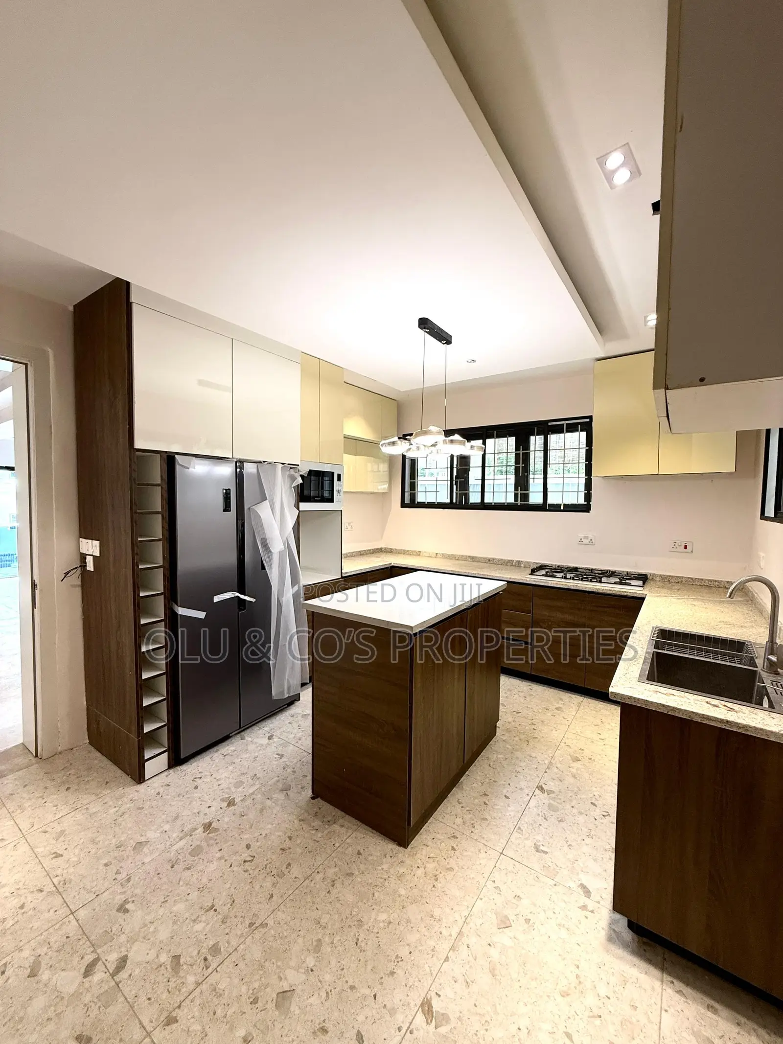 5bdrm Duplex in An Estate In Guzape for sale