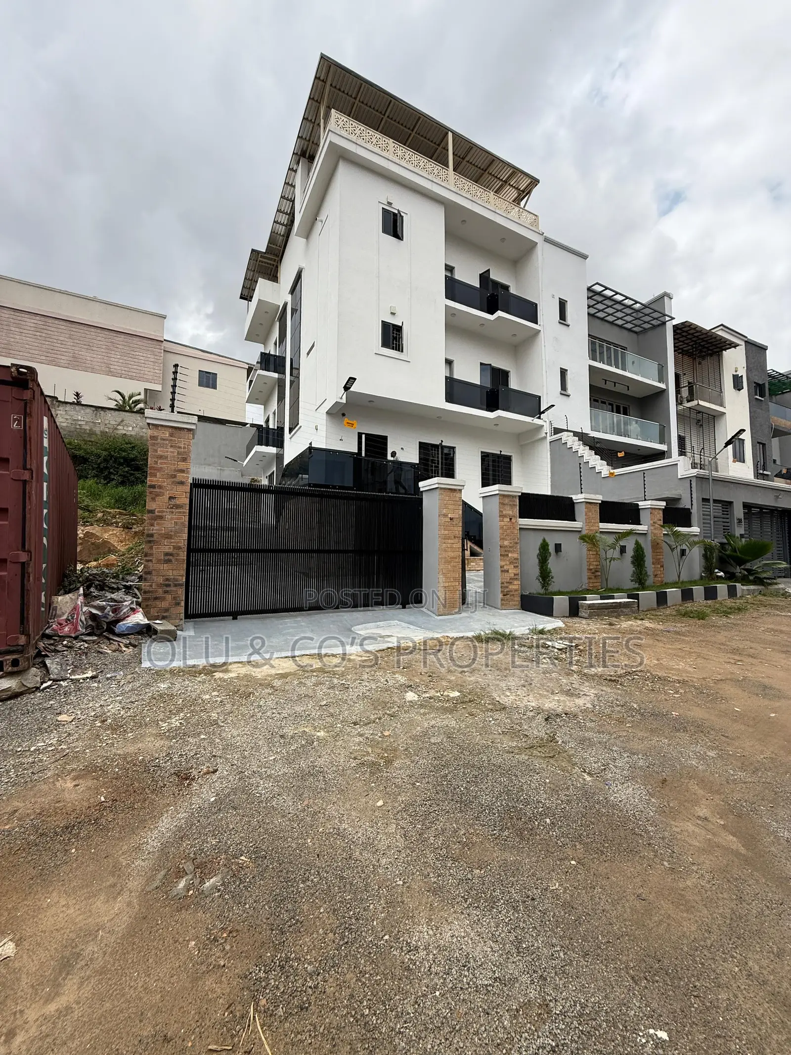 5bdrm Duplex in An Estate In Guzape for sale