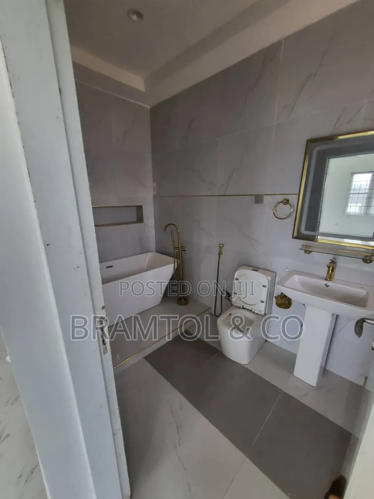 5bdrm Duplex in Idu Industrial for rent