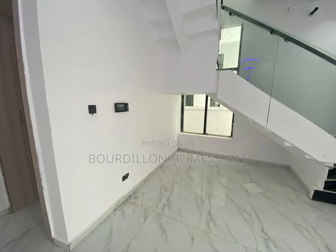 4bdrm Duplex in Chevron for sale