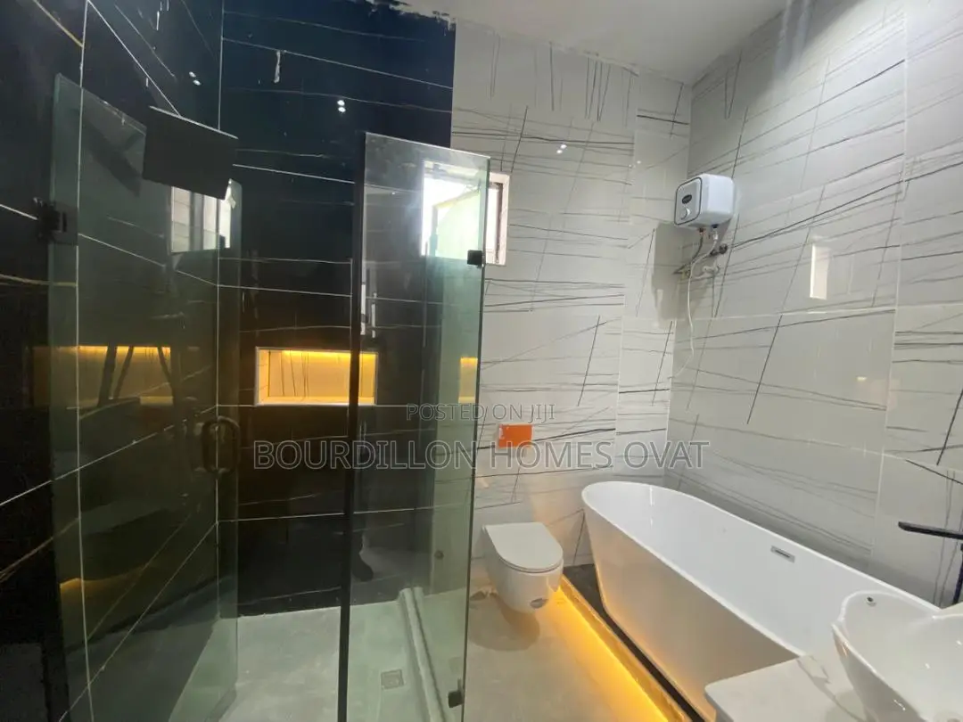 4bdrm Duplex in Chevron for sale