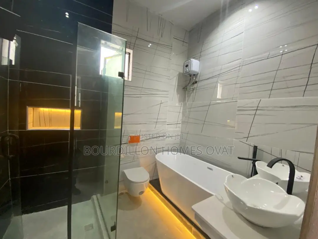 4bdrm Duplex in Chevron for sale