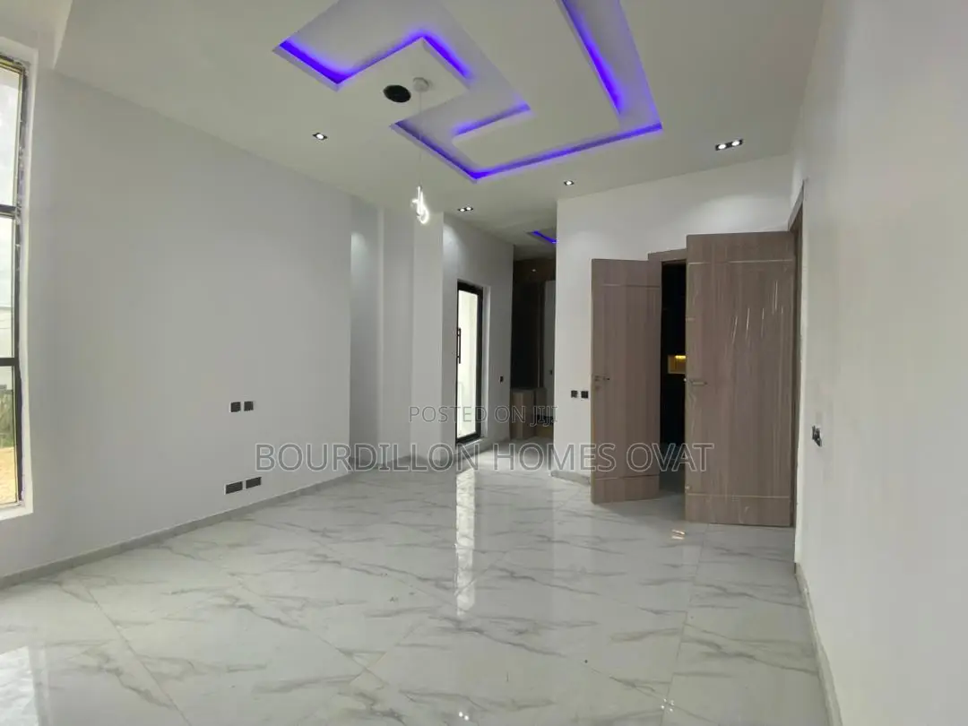 4bdrm Duplex in Chevron for sale