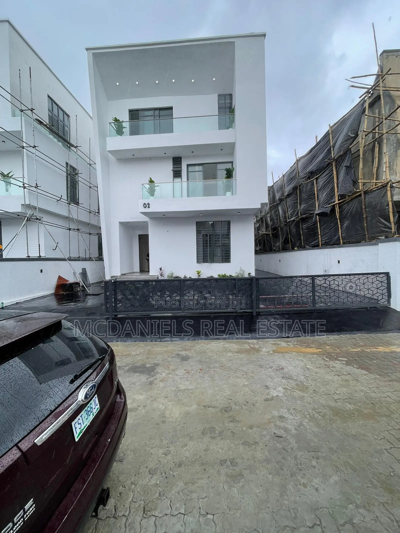 Furnished 6bdrm Duplex in Chevron for sale