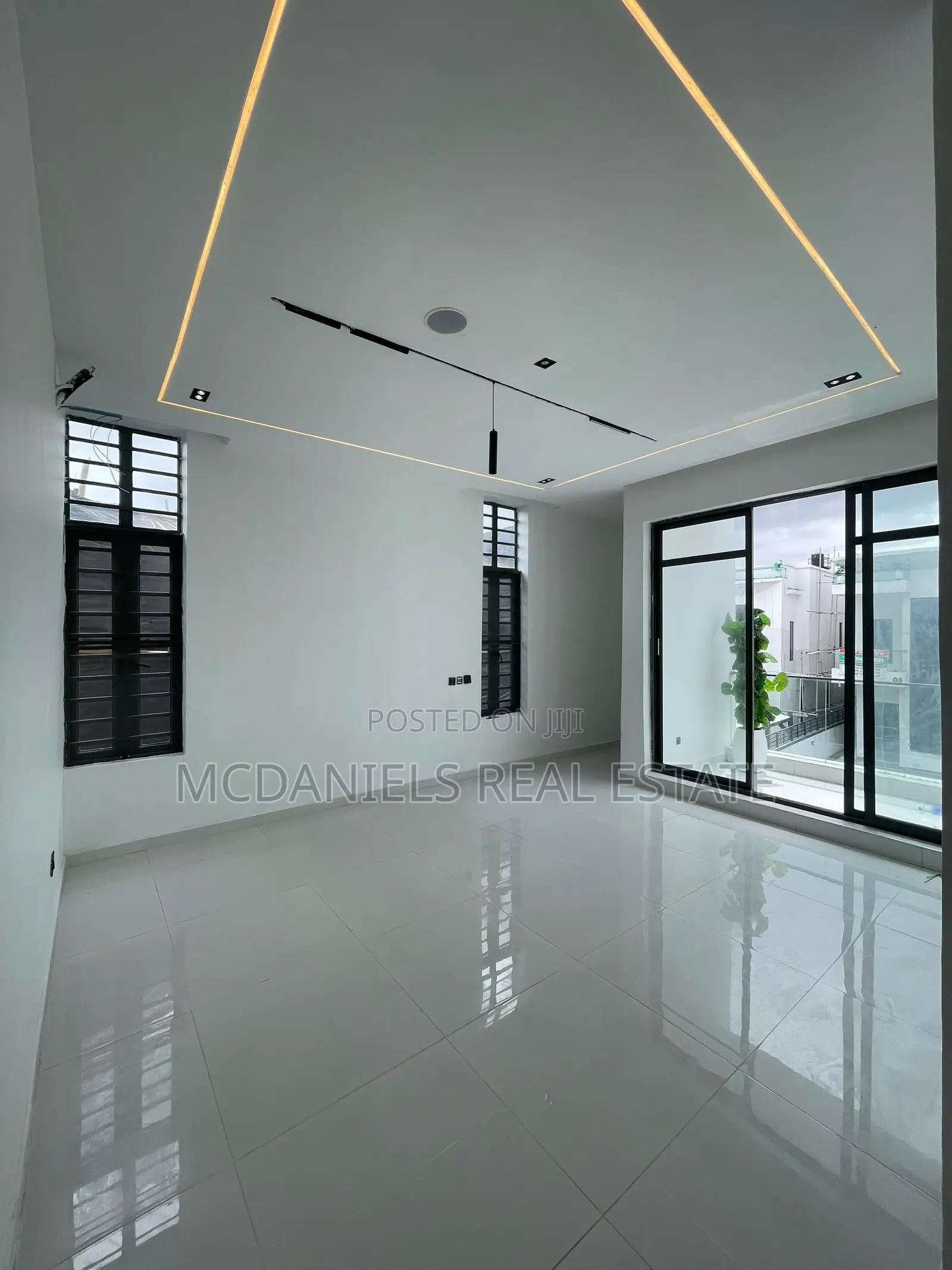 Furnished 6bdrm Duplex in Chevron for sale