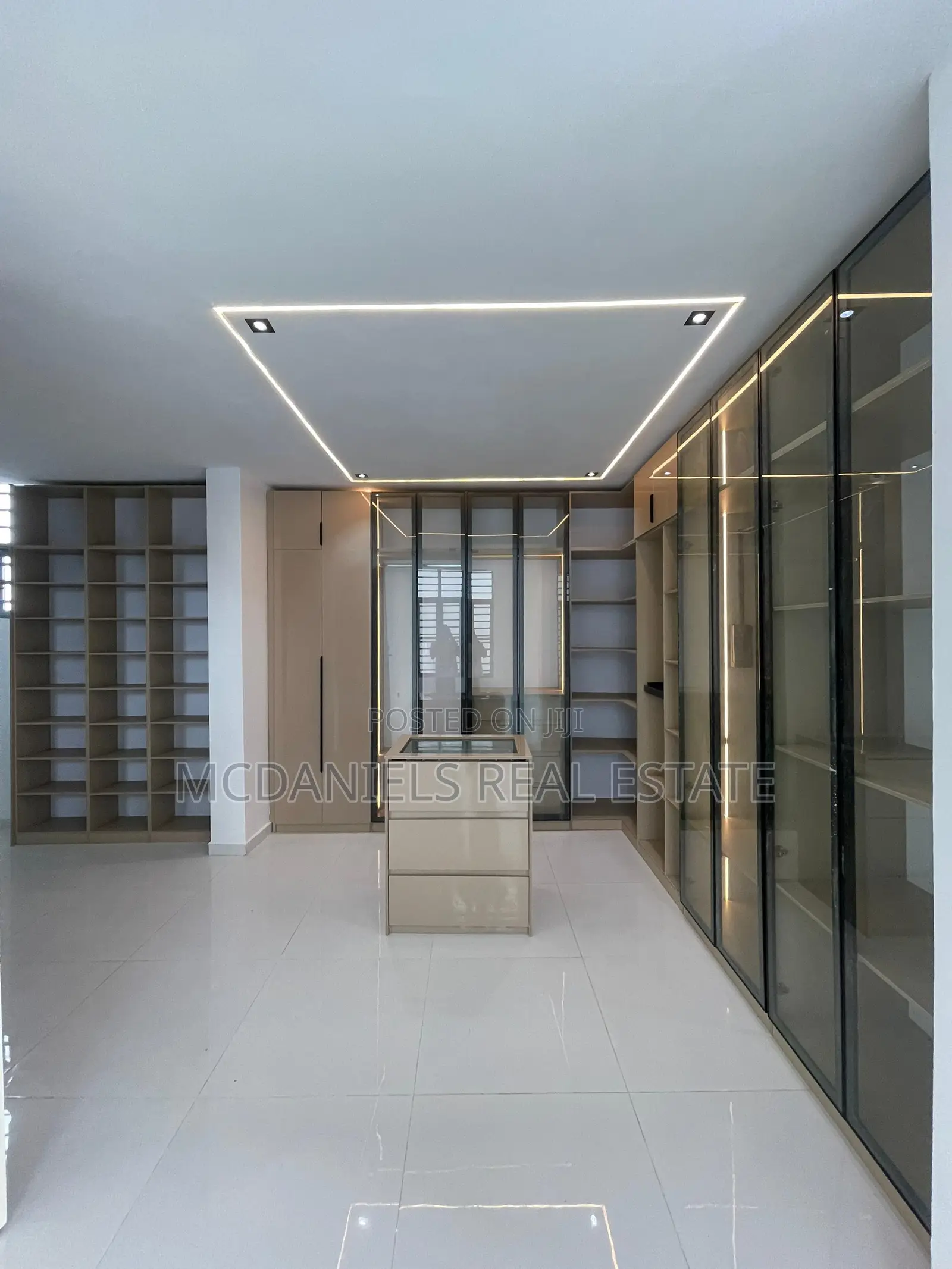 Furnished 6bdrm Duplex in Chevron for sale