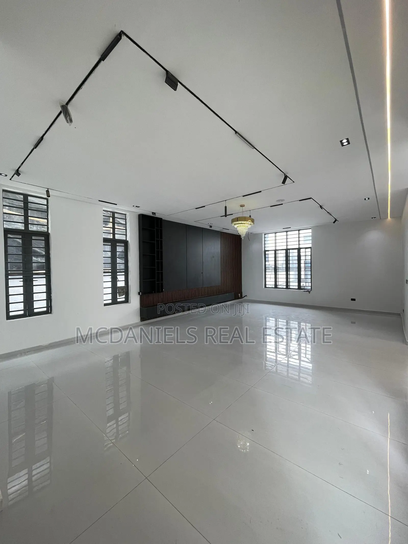 Furnished 6bdrm Duplex in Chevron for sale