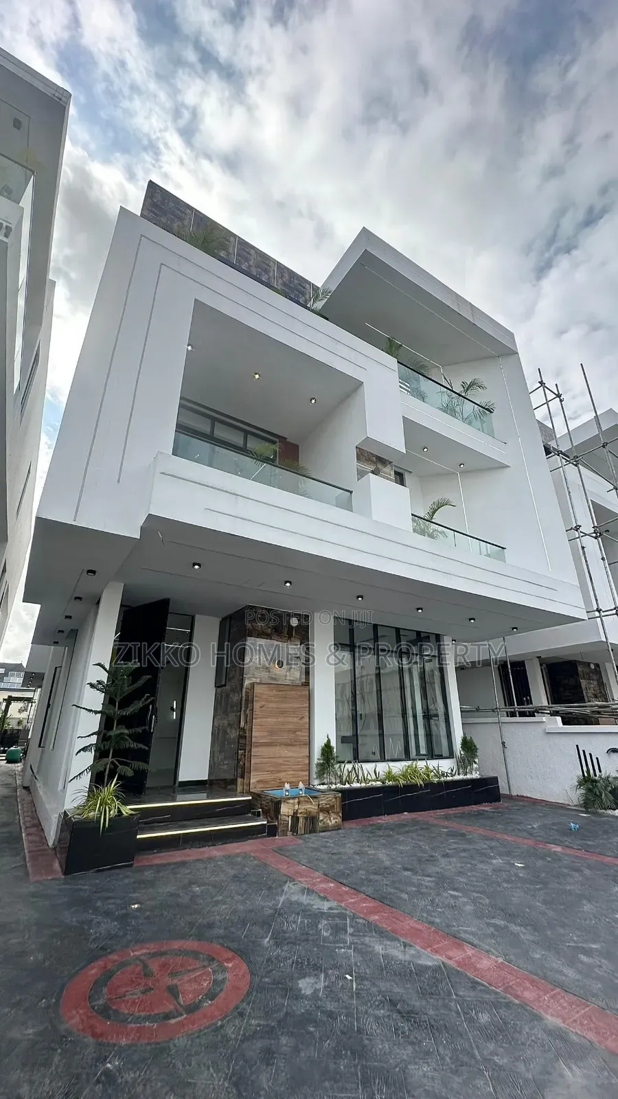 6bdrm Duplex in Chevron Drive, Lekki for sale