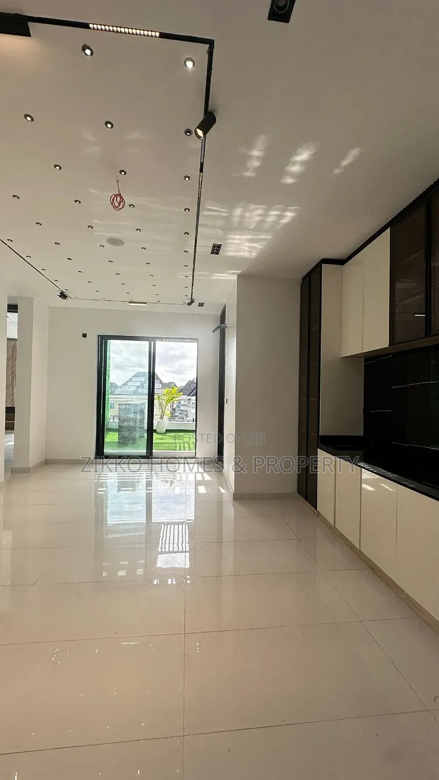 6bdrm Duplex in Chevron Drive, Lekki for sale
