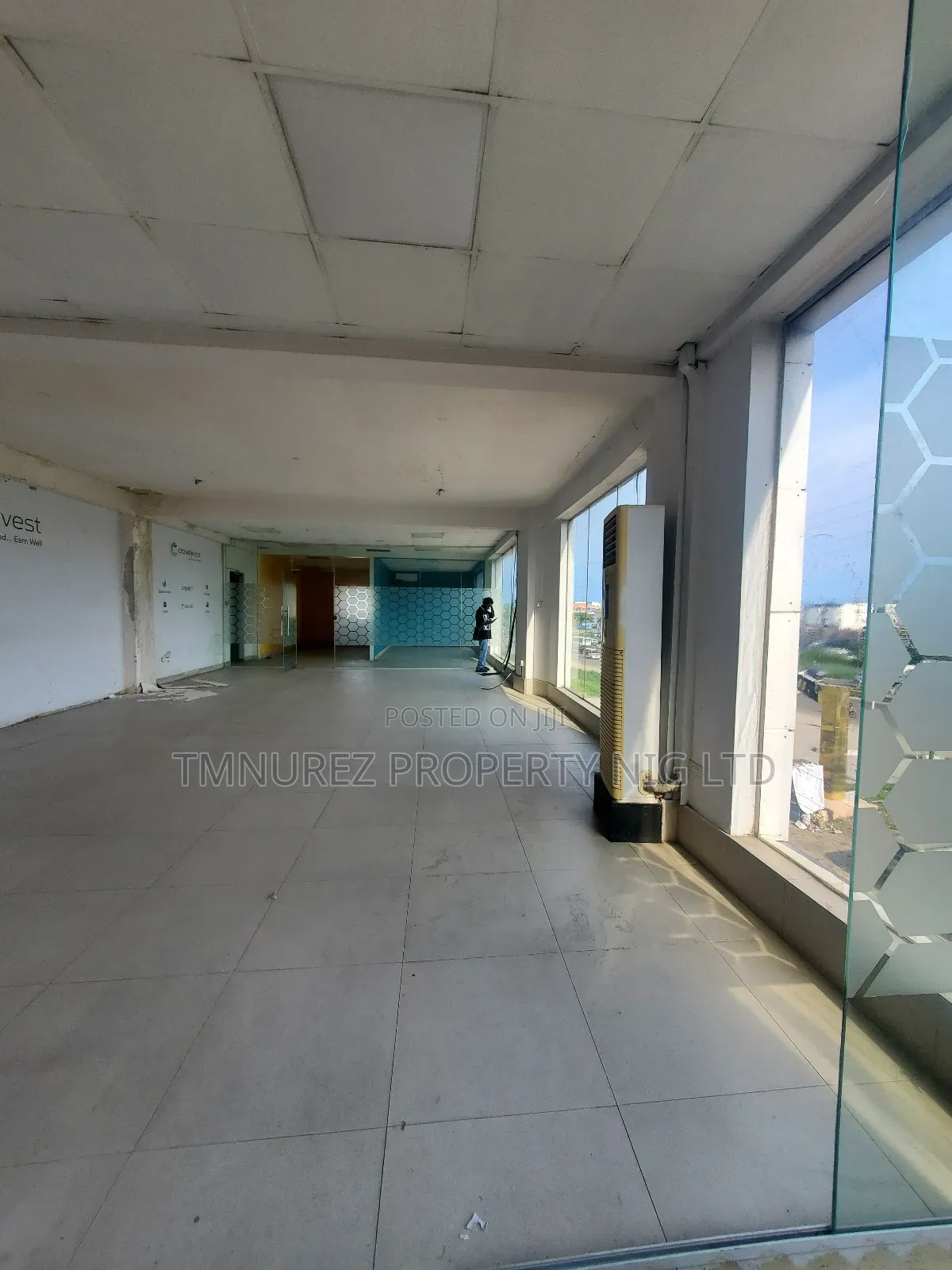 Very Big Open Space Showroom at Lekki Phase1 Facing the Express