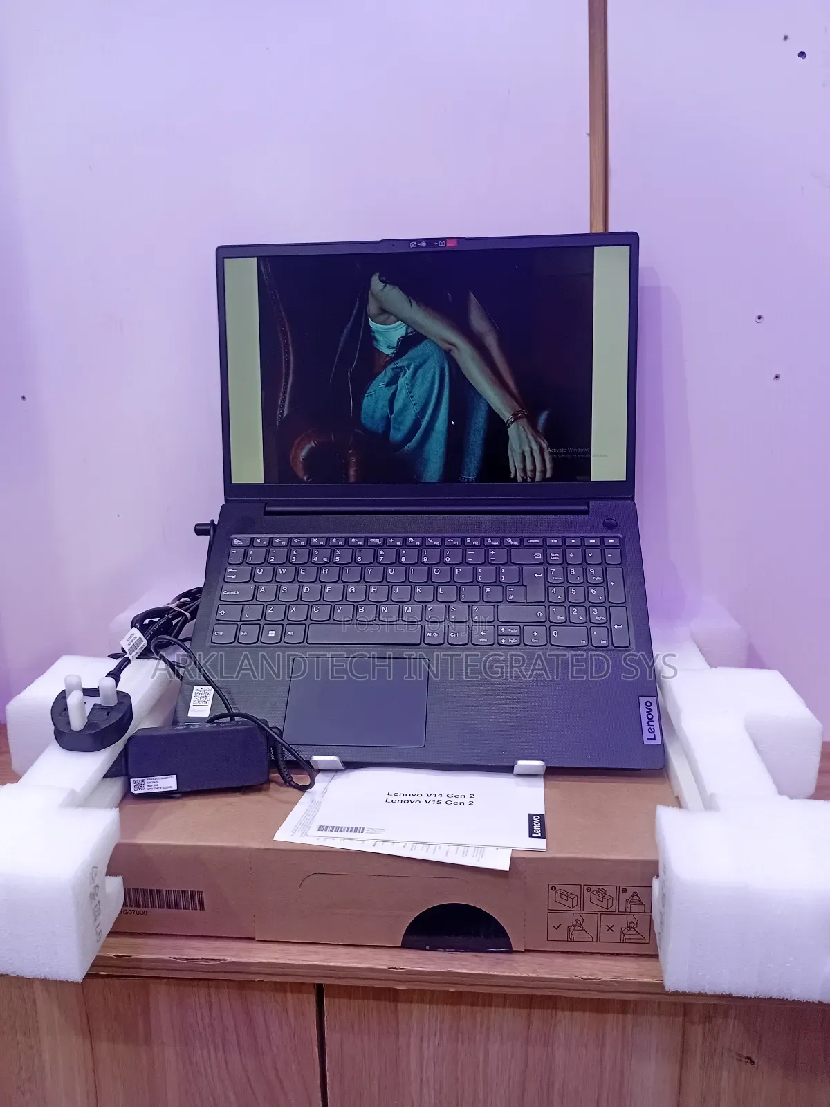 New Laptop Lenovo IdeaPad 520S 8GB Intel Core i3 SSD 256GB