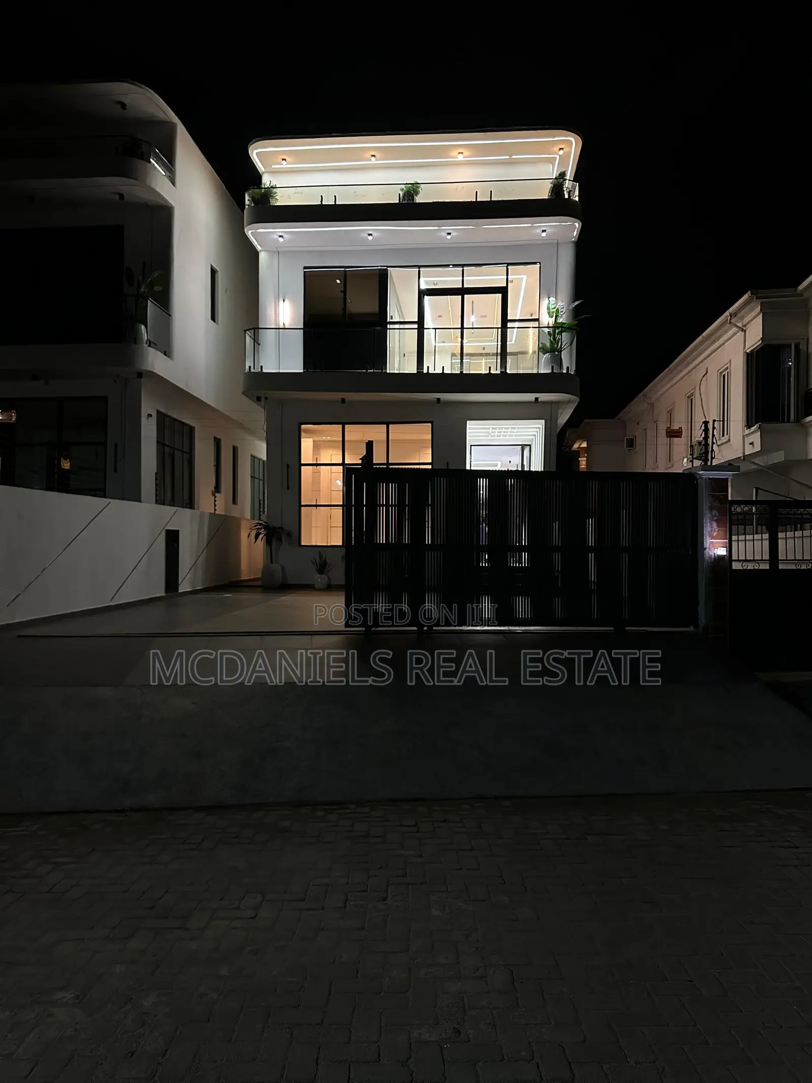 Furnished 5bdrm Duplex in Chevron for sale