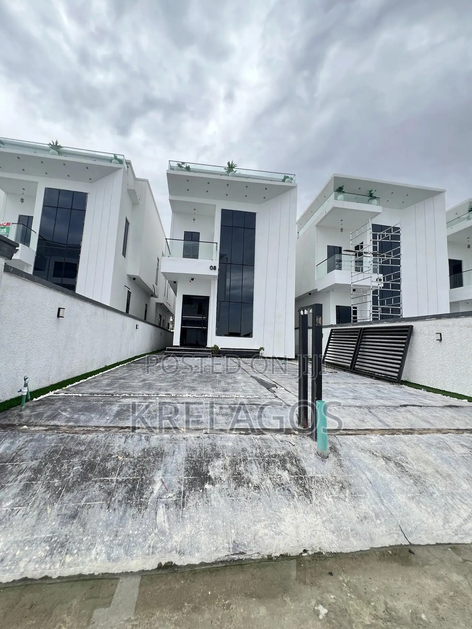 5bdrm Duplex in Chevron for sale