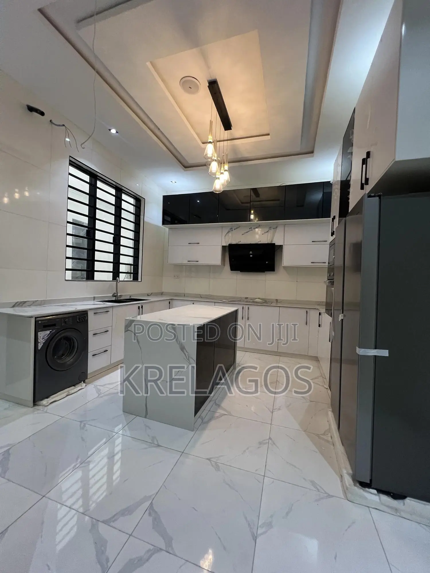 5bdrm Duplex in Chevron for sale