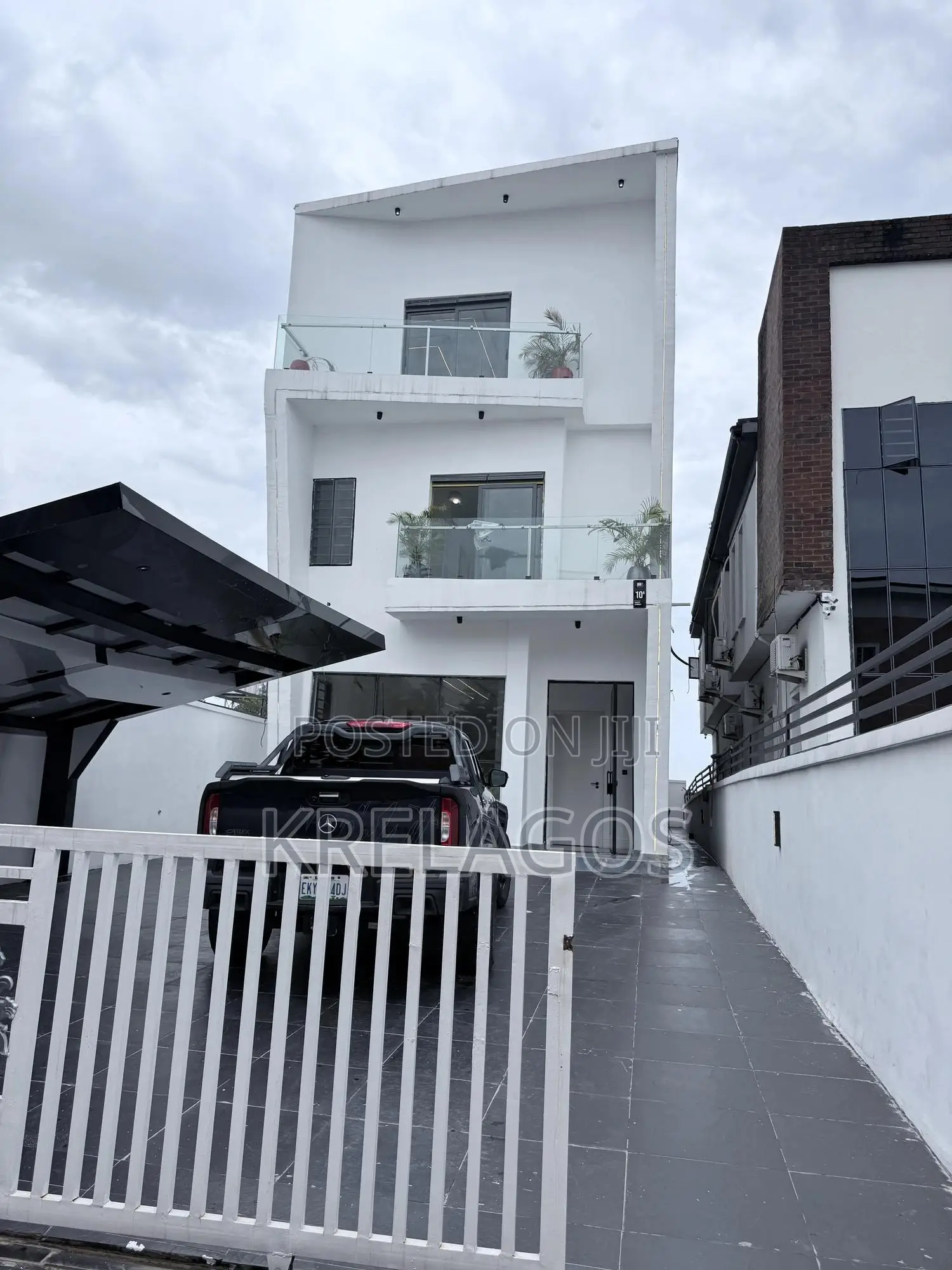5bdrm Duplex in Chevron for sale
