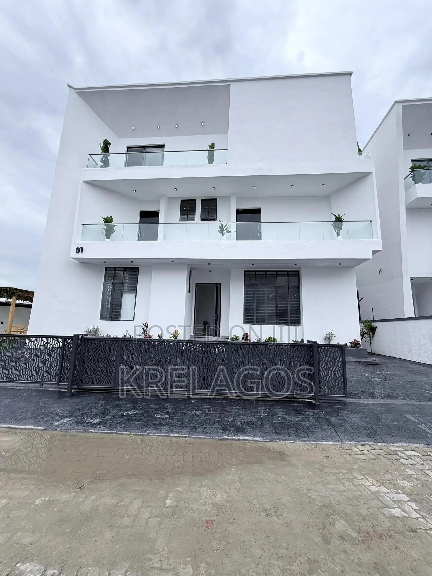 5bdrm Duplex in Chevron for sale