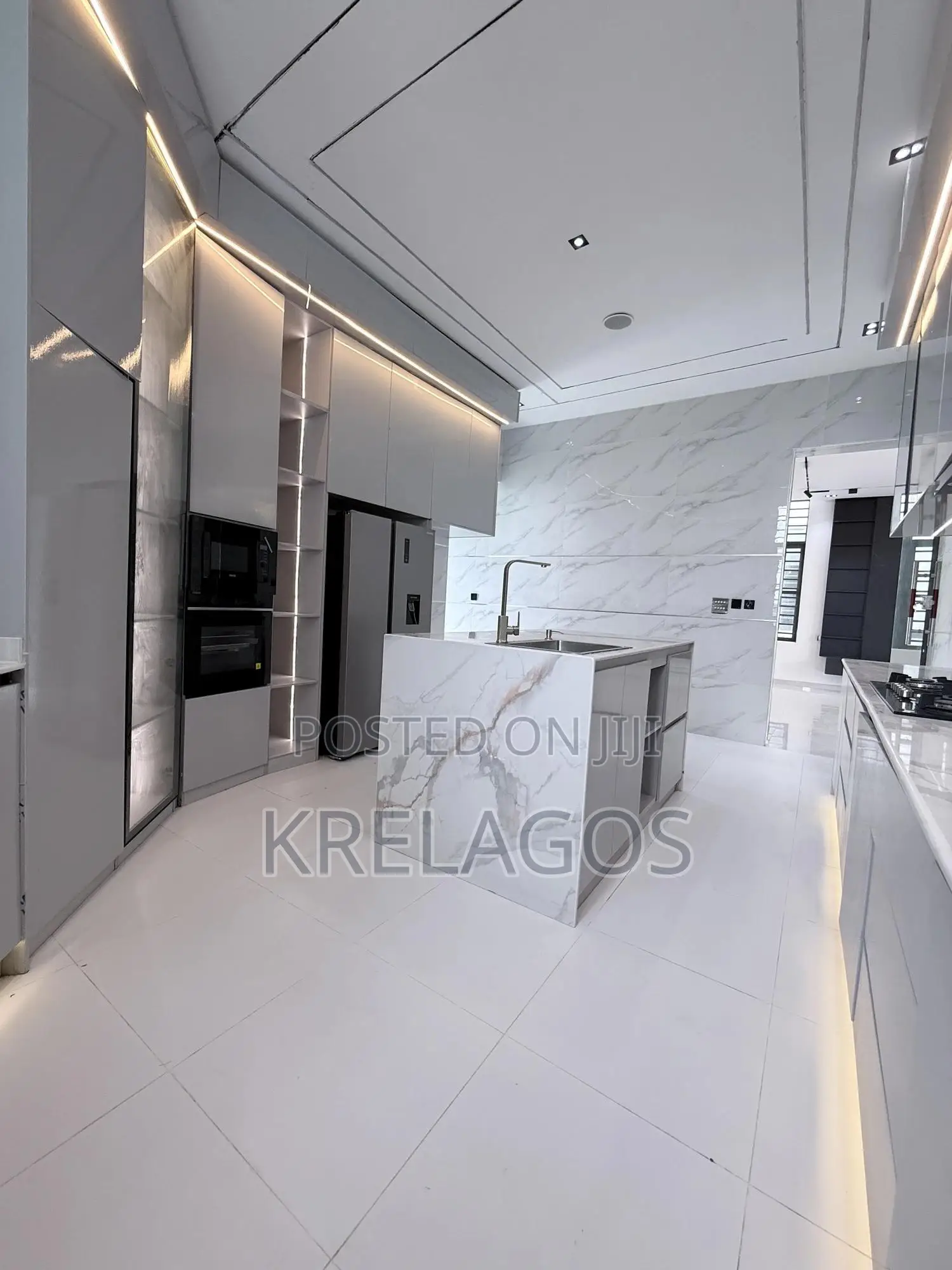 5bdrm Duplex in Chevron for sale