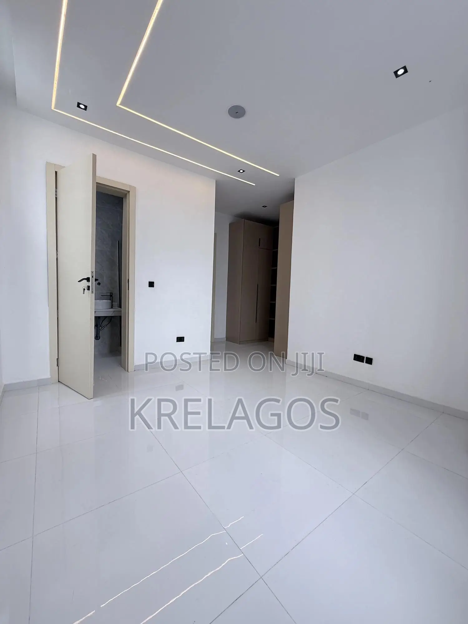 5bdrm Duplex in Chevron for sale